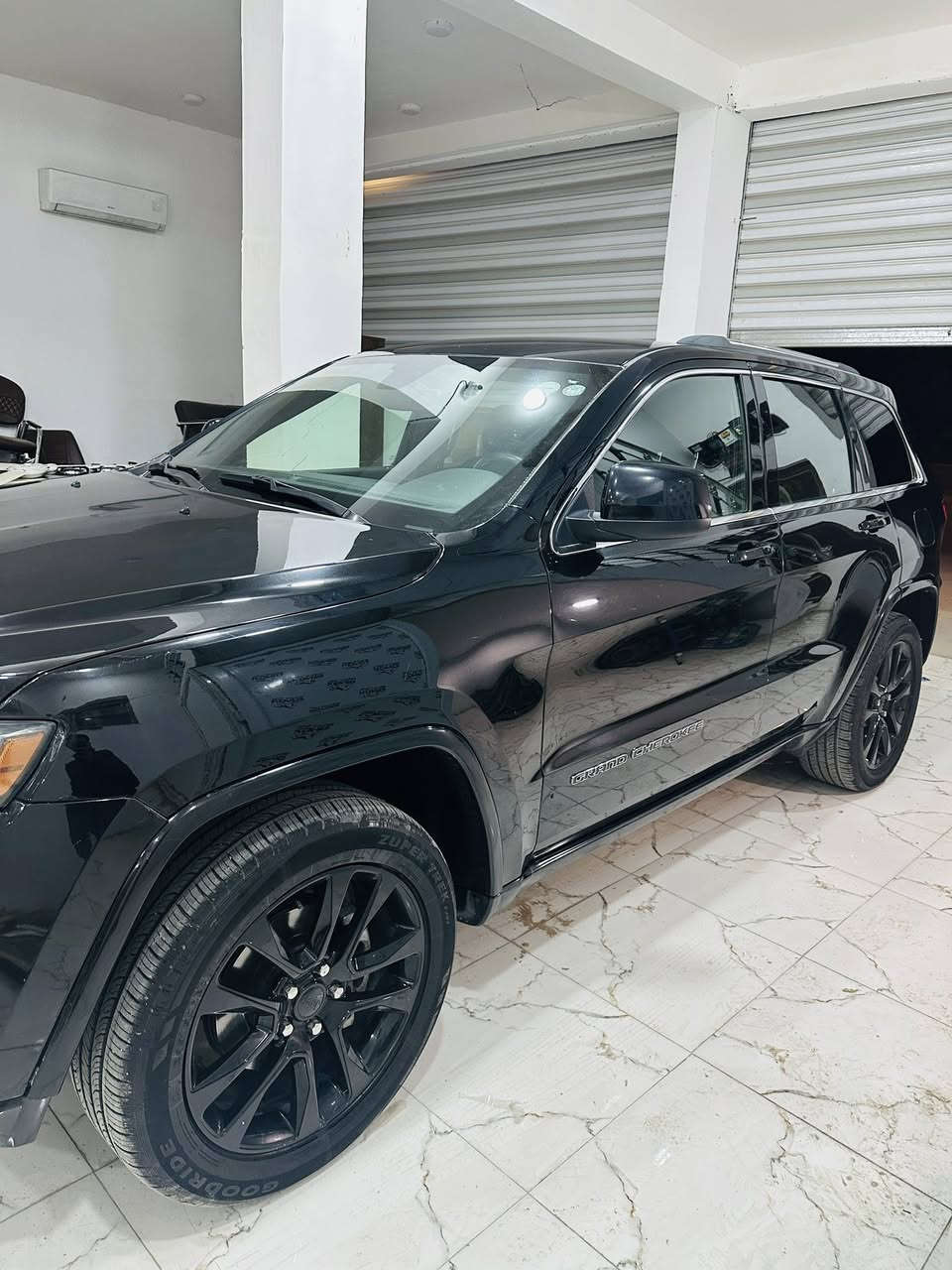 السلام عليكم …للبيع جيب كراند شيروكي 2019السيارة جديدة برغي ما ناقصة بدون ايرباك بيها سونار من المندلاوي بيها ربع البنيد صبغ حادث سطحي خفيف جدا تقريرها موجود مكانهة بالحلة سعرها ٢٣٥
مواصفاتها اوتو ستوب رادارات شاشة جبيرة ماشية ٦٤ الف مايل رقمها دهوك جديد تريد تحويل تريد وكالة 
للاستفسار ***********
