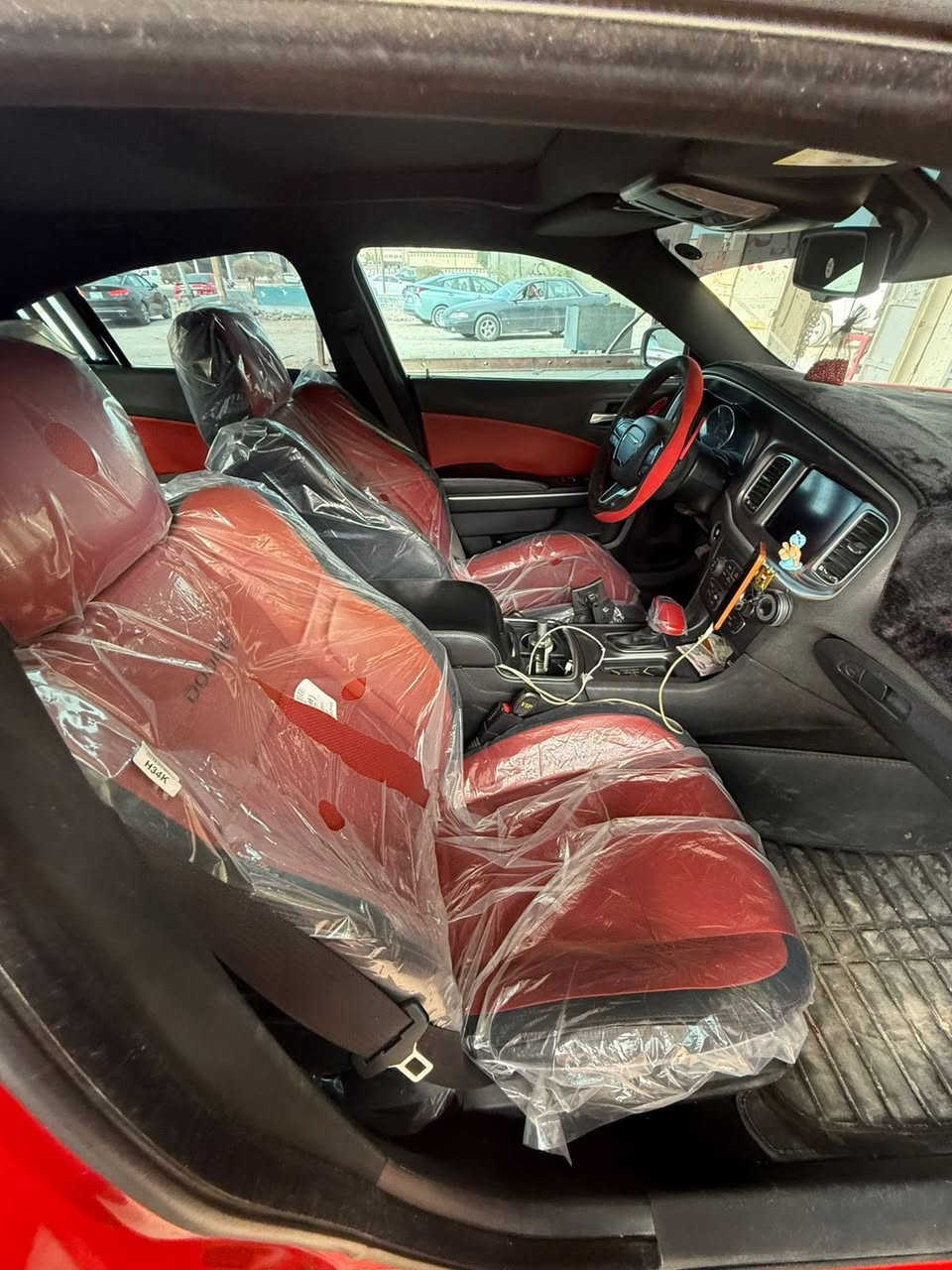 يالله 
السلام عليكم ورحمة الله وبركاته 
دوج جارجر GT 2019 خليجي كفاله عامه حتى من الشخط والرصعه 
فول المواصفات 
فتحه 
لون مميز 
كشنات كهرباء جلد 
باقي مواصفات معروفه 
السعر 300 $ وبيه مجال 
الموقع ؛ فلوجه 
التلفون ؛ ***********
