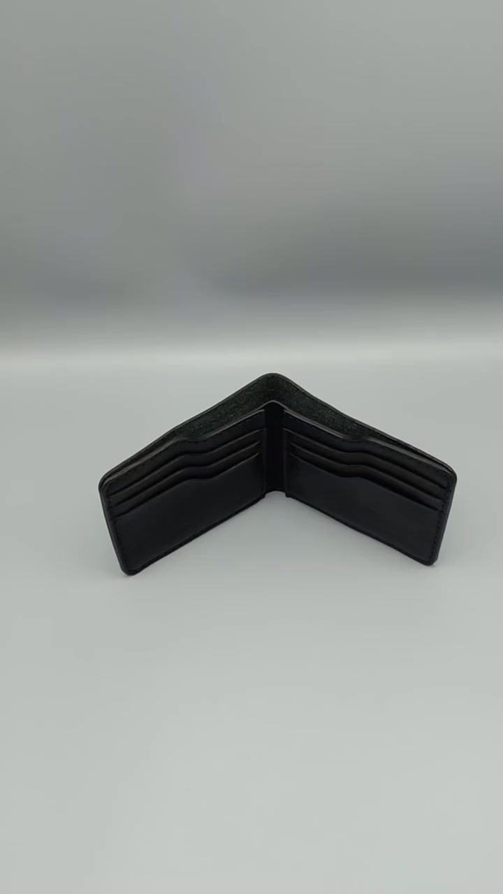 🎁 ​نحن بـ Garden Leather ما نبيعك منتج، نبيعك قطعة راح تعيش وياك وتصير جزء من ذكرياتك. 💼

🧵أفضل الجلود المستوردة: ما نرضى إلا بالجلد الطبيعي 100%، نستورده من أفضل المناشئ العالمية اللي تحافظ على ملمسها وقوتها لسنين طويلة.

🪡 عمل يدوي بالكامل (100% Handmade): كل قطعة تمر بمراحل التثقيب، القص، والخياطة اليدوية (غرزة بغرزة). هذا مو بس شغل، هذا فن يضمن لك إن القطعة ما تنفتق ولا تتعب.

🧵 تصميم لكل زمان: ندمج بين فخامة الخامة وبين احتياجك اليومي، سواء كانت محفظة تشيل أسرارك أو حزام يكمل هيبتك.

​حقك علينا:
لأننا واثقين بلمسة إيدنا وجودة جلودنا، نكولك: افحص القطعة براحتك عند الاستلام. إذا ما شفت الخياطة والجودة اللي وصفناها، حقك ما تستلم! ✅
​
السعر:
💰 35 ألف دينار فقط (والسعر يشمل خدمة التوصيل 🚚 لكل محافظات العراق 🇮🇶).

​تفاصيل الطلب:
​الكود: 1001
الالوان المتوفرة  :اسود | بني ( جوزي )​

​📥 للطلب: أرسل لنا الكود (1001)  مع الاسم، العنوان، ورقم الهاتف عبر رسائل الصفحة.

​  
​#Garden_Leather  #شغل_يدوي #Handmade #صناعة_يدوية #جلد_طبيعي #Handcrafted 
 #عراق ​#محفظة #محافظ_جلد #إكسسوارات_رجالية #محفظة_جلد_طبيعي


**إذا كنت صاحب هذا الإعلان وتريد حذفه لأي سبب، رجاءا أرسل رسالة إلى الدعم الفني**