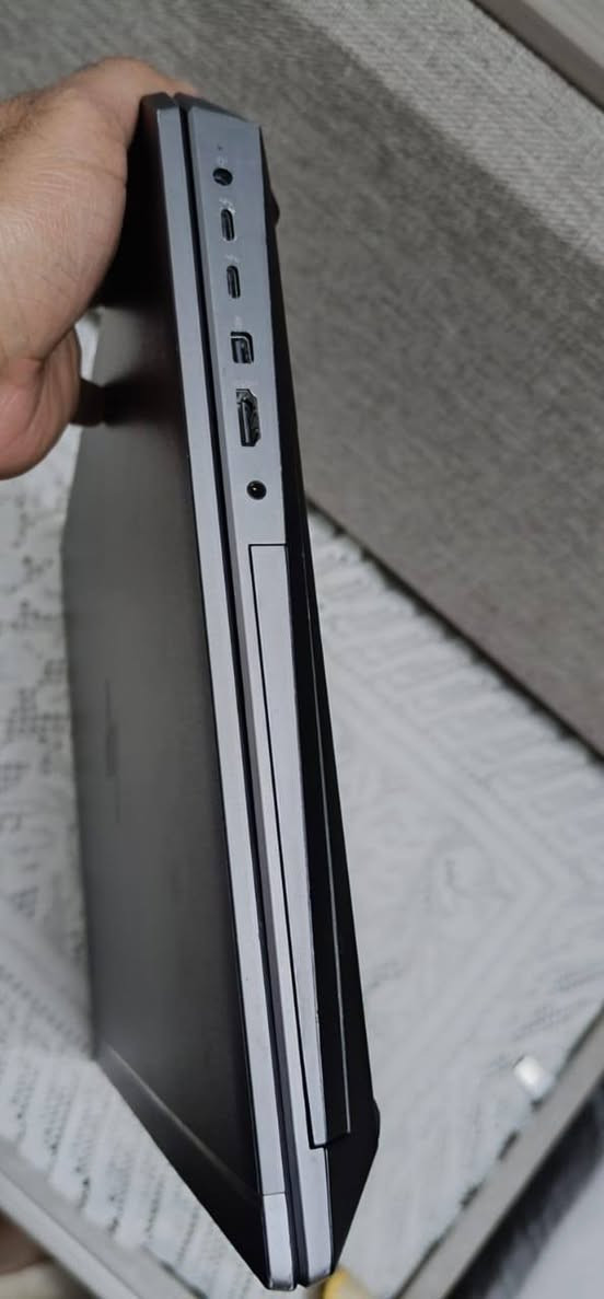 💻 HP ZBook 17 G6 Workstation
مواصفات الوحش
النظافه 99% 💙🔥

الموديل: HP ZBook 17 G6 (فئة محطات العمل الاحترافية).
المعالج: Intel® Core™ i9-9880H (الجيل التاسع) ثماني النواة، بسرعة تصل إلى 4.80 GHz (يظهر كـ 16 قلب في النظام).
الذاكرة العشوائية (RAM): 16GB DDR4.
كرت الشاشة (المنفصل): NVIDIA Quadro T1000 بسعة 4GB أساسية (مثالي لبرامج الهندسة والرندر ومونتاج الفيديو).
كرت الشاشة (المدمج): Intel® UHD Graphics 630.
الشاشة: حجم 17.3 إنش (توفر مساحة رؤية واسعة جداً للمصممين).

يتوفر توصيل🚕🚕❤️

سعر ٧٥٠ الف


**إذا كنت صاحب هذا الإعلان وتريد حذفه لأي سبب، رجاءا أرسل رسالة إلى الدعم الفني**