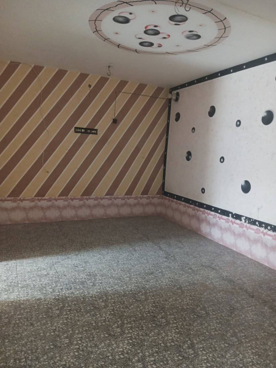 سلام عليكم بيت للايجار الحولي جامع ام البنين المساحة 160 البيت نضيف ‏‪***********‬‏
