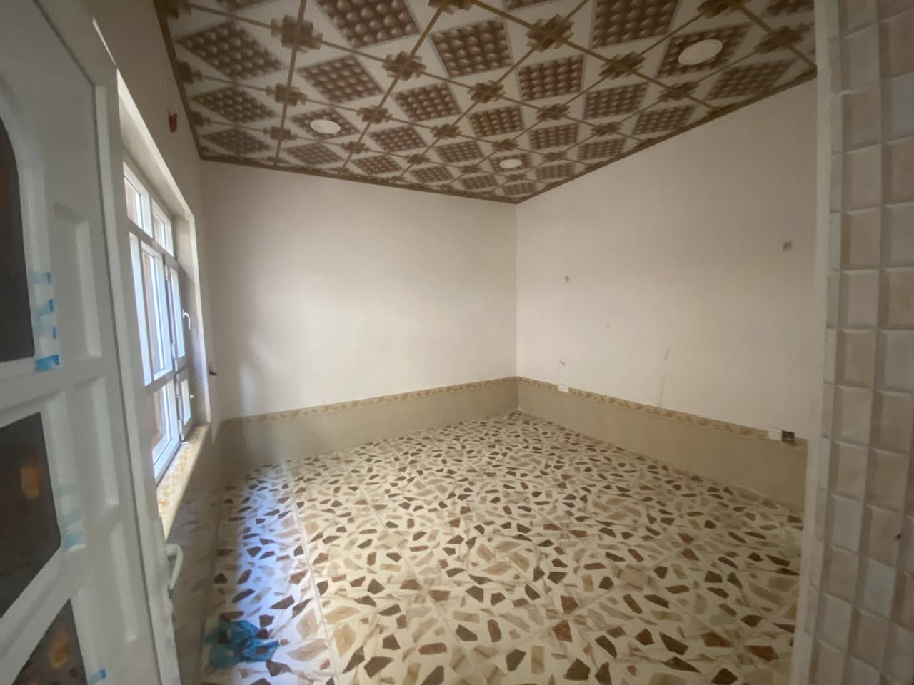 متوفر بيت له يجار في مجمع طيبة بيت نضيف مساحة225 متراً تواصل معنا على الواتساب ***********
