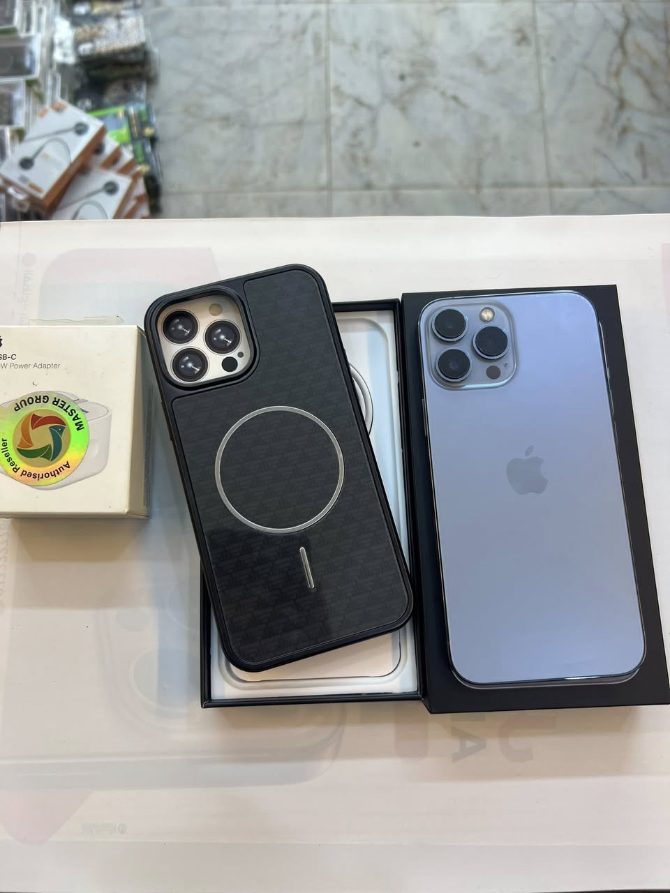 ايفون 13 برو ماكس 256 ذاكرة
بطارية 95‎%‎
نضافة 100‎%‎
كامل ملحقات الاصلية شركة ماستر 
اصلي وبيه ضمان لوكالة 
استخدام قليل
السعر مناسب
***********
العنوان القطاع شارع السوك مجاور عوينات الكرار 
مركز الشمس
