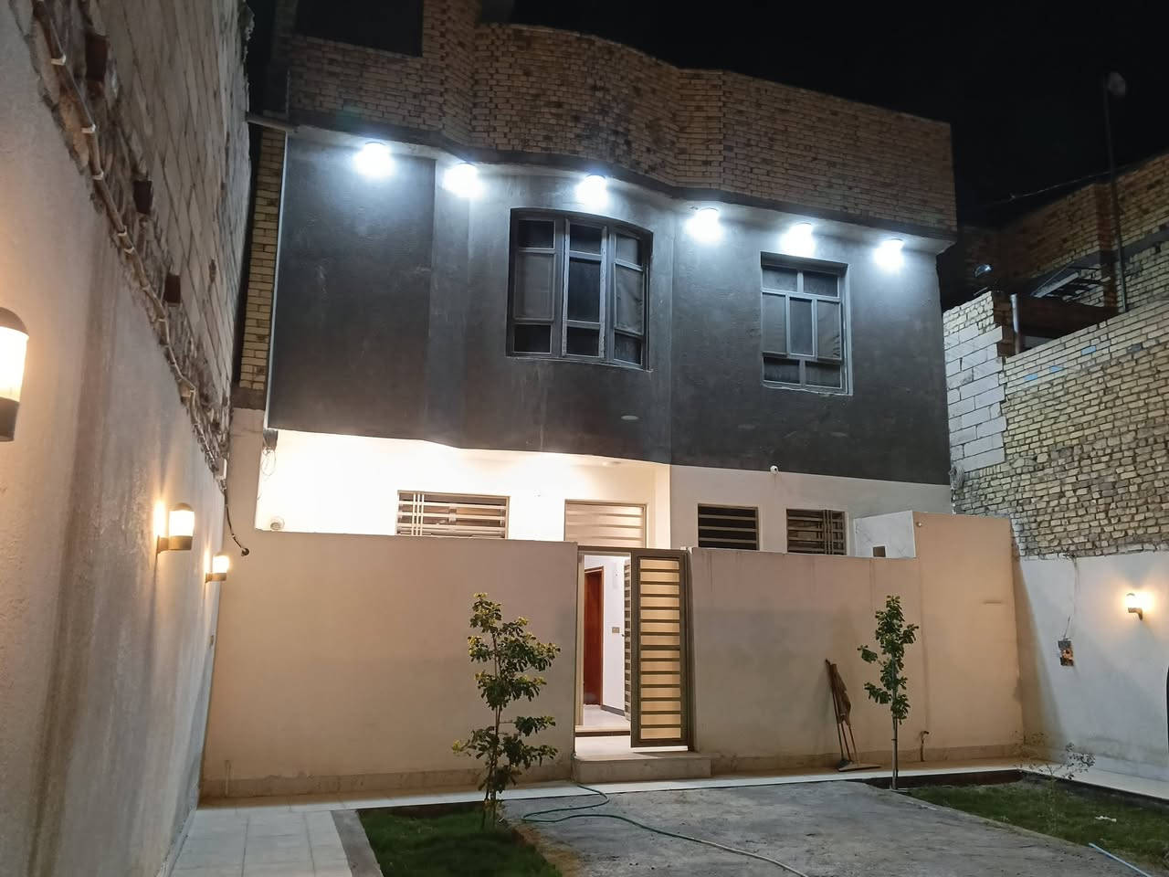 بيت في حي الفداء 200 متر بناء 100 متر بناء درجه اولى 2026 غير مسكون قرب جسرالهولندي للاتصال ،***********0
