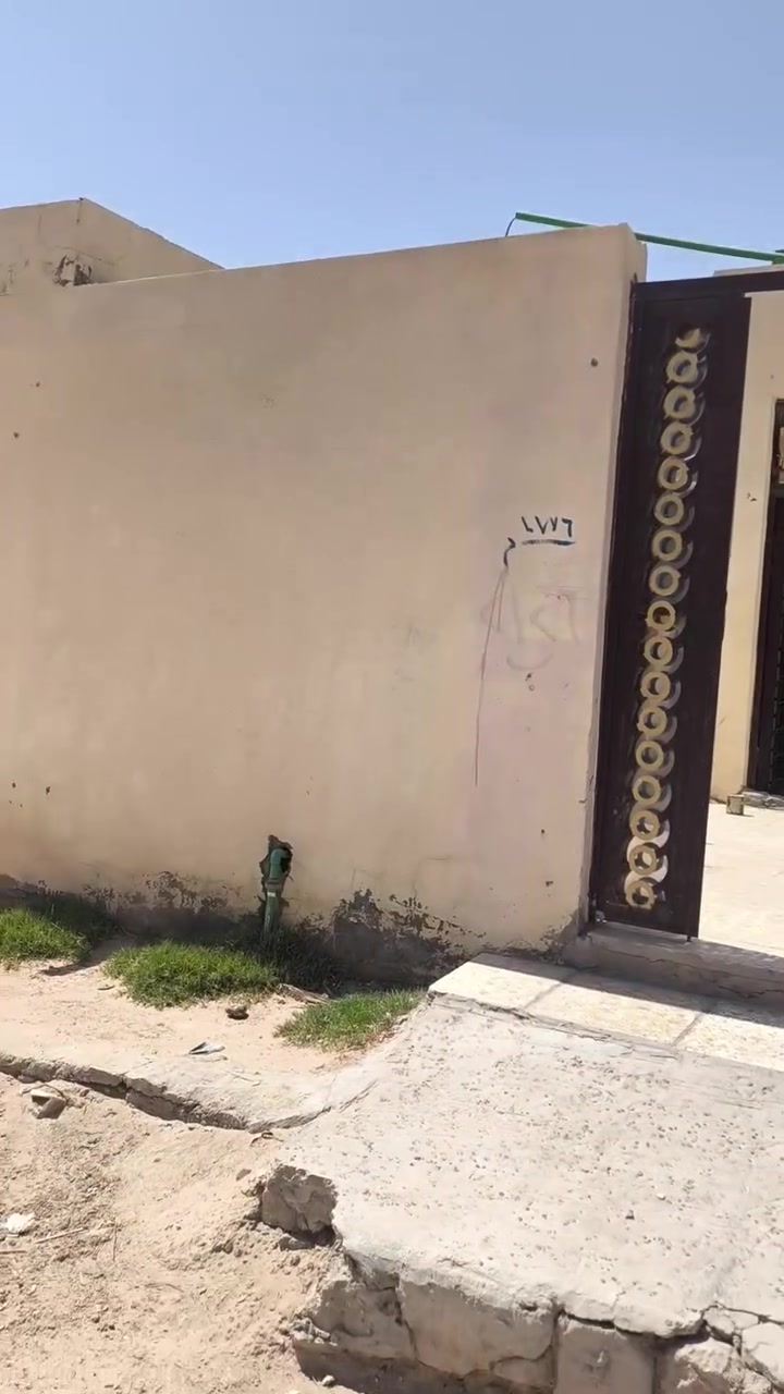 السلام عليكم 
عدنه هاي الدار للبيع المساحه 100 متر طابو زراعي 
الاساس تجعيب البناء بلوك سقف عكاده 
يحتوي الدار على غرفه وصاله ومطبخ ومغاسل داخليه و خارجيه 
كما موضح بالفيديو ومتروك ساحه لاستقبال
الموقع الكوفه البراكيه شارع المطار القديم قرب اسواق الامير 
شارع الامام الحجه قبل نهايته بأربع افرع يبعد عن سياج المطار 200 متر 
السعر جدآ مناسب 14مليون وبي مجال بسيط 
للتواصل الاتصال على الرقم *********** أو مراسلة الصفحه 
مكتب سيد حسين الياسري للعقار والمقاولات وبناء الدور السكنيه بأسعار تنافسية
