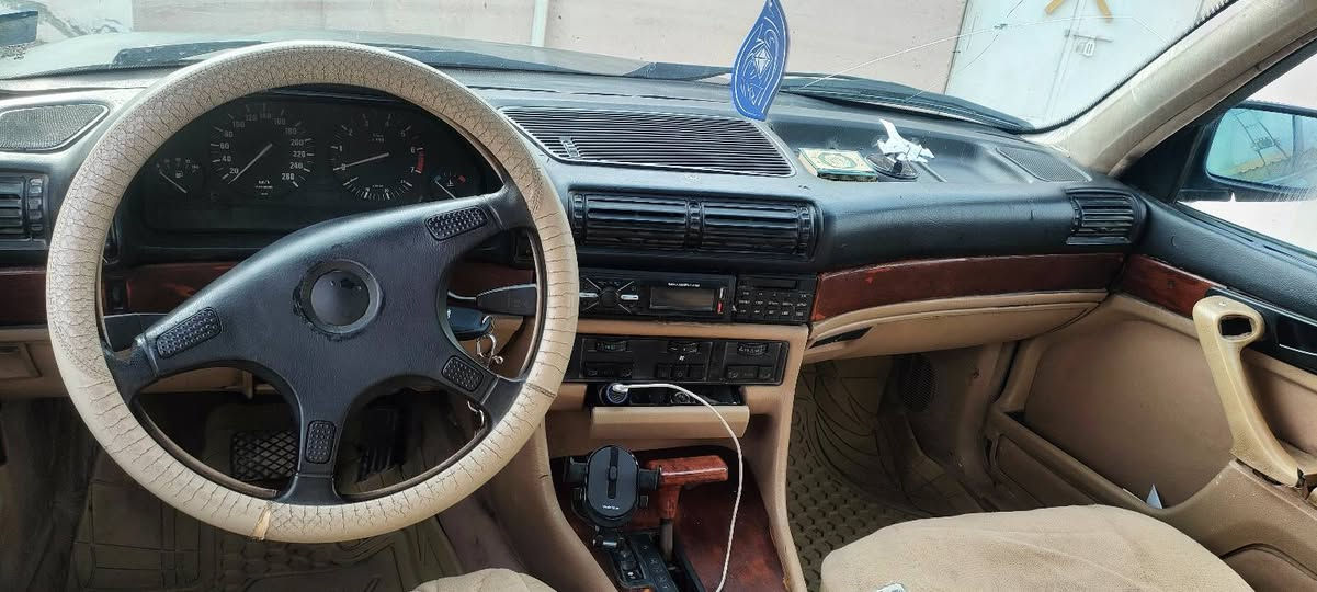 بي ام 735 اوتو تبريد ثلج 
سنتر لك 
ويل خليه اصلي 
كهربائيات كلها شغاله
بدون اخياس بدون كص 
رقم صلاح الدين انكليزي ب اسمي هزه قبل سبوعين سنويه لل2031 تحويل بنفس اليوم كير مكينه شرط اكسل كاردن شرط جاهزه من كلشي 
السعر 42$
مكاني صلاح الدين مكيشيفه
بيع فقط بدون مراوس
***********
