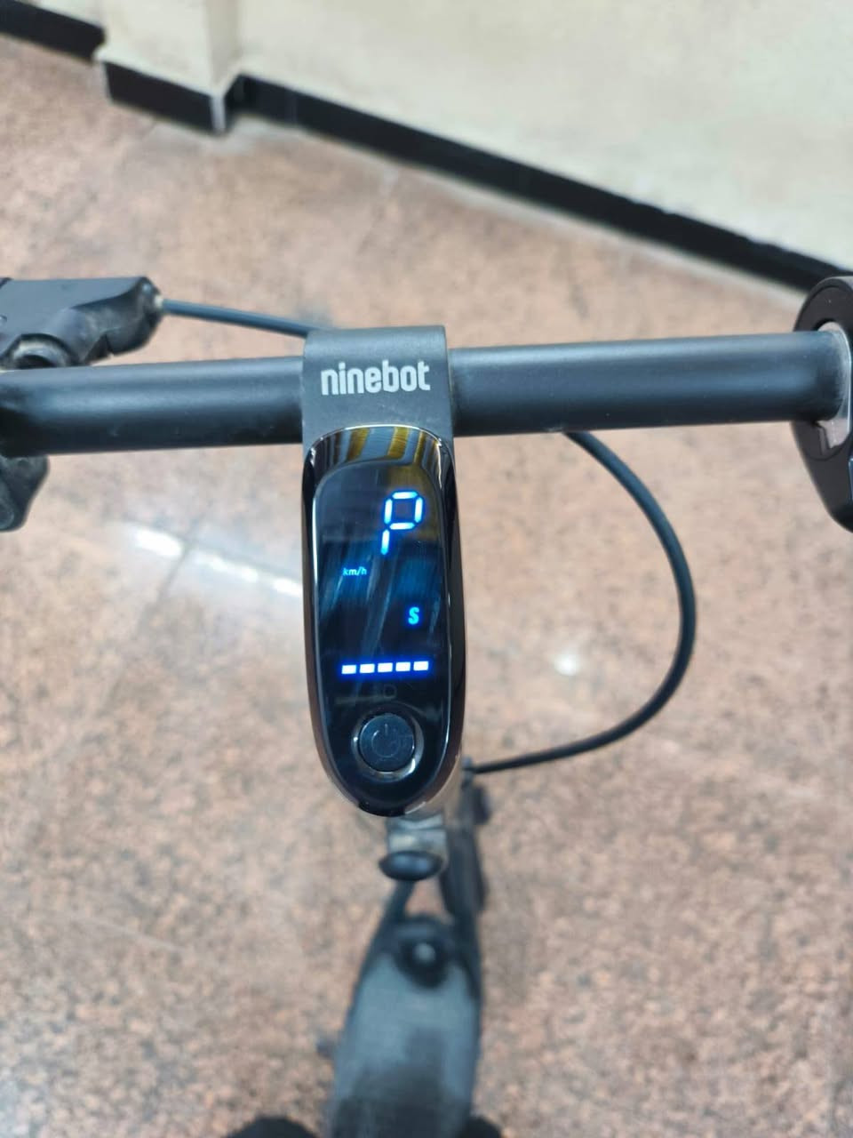 سكوتر جديد استخدام شهر تقريبن
نوعهninebot
كامل ملحقات
اخذته ب600 دولار
رايدة ب300 الف
مكاني بصرة المعقل
***********
