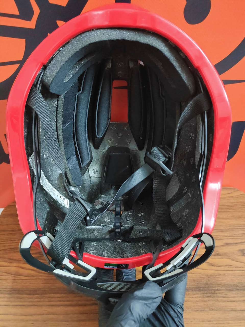 متوفر خوذة ماركة KASK الأصلي صناعة ايطالي مختوم🇮🇹 

 مختوم ختومات اصلية جديد غير مستخدم ✅💯 😍 

اللون احمر واسود نار مميز 💥😍

 شوية وصف عن الخوذة ⬇️⬇️

 Kask Elemento هي خوذة دراجات هوائية متقدمة مصممة للأداء العالي والسلامة الفائقة. تم تطويرها بالتعاون مع فريق INEOS Grenadiers للسباقات، وتستهدف الرياضيين المحترفين. 

الميزات والمواصفات الرئيسية
السلامة المبتكرة: تستخدم الخوذة تقنية "Fluid Carbon 12"، وهي مادة مركبة تمتص طاقة الصدمات بشكل أفضل من المواد التقليدية وتوزع القوة الناتجة بشكل متساوٍ عبر الهيكل. كما تحتوي على بطانة داخلية من "Multipod" مطبوعة بتقنية ثلاثية الأبعاد، مصنوعة من مادة مطاطية مرنة تساعد على إدارة طاقة الصدمات الدورانية والخطية.

الديناميكا الهوائية والتهوية: تم تصميم الهيكل لزيادة تدفق الهواء وتنظيم درجة حرارة الرأس بشكل مثالي ("Hyvent"). يتيح استخدام مادة Fluid Carbon 12 تقليل سمك بطانة البوليسترين الموسع (EPS)، مما يزيد من حجم القنوات الداخلية ويحسن التهوية والديناميكا الهوائية.

الملاءمة والراحة: نظام التثبيت "Octofit+" يوفر ملاءمة مخصصة وآمنة، مع قرص مطاطي جديد لتحسين القبضة ودعم مريح للرقبة. البطانة الداخلية مصنوعة من صوف الميرينو.

متوفر توصيل سريع لباب بيتك لكل محافظات العراق! ⚡🚚

يمكنك الطلب الان عبر الصفحة 📩

للحجز: *********** ☎️

تابعونا ليصلكم كل جديد أول بأول! 💥

#رايدر_بلس
