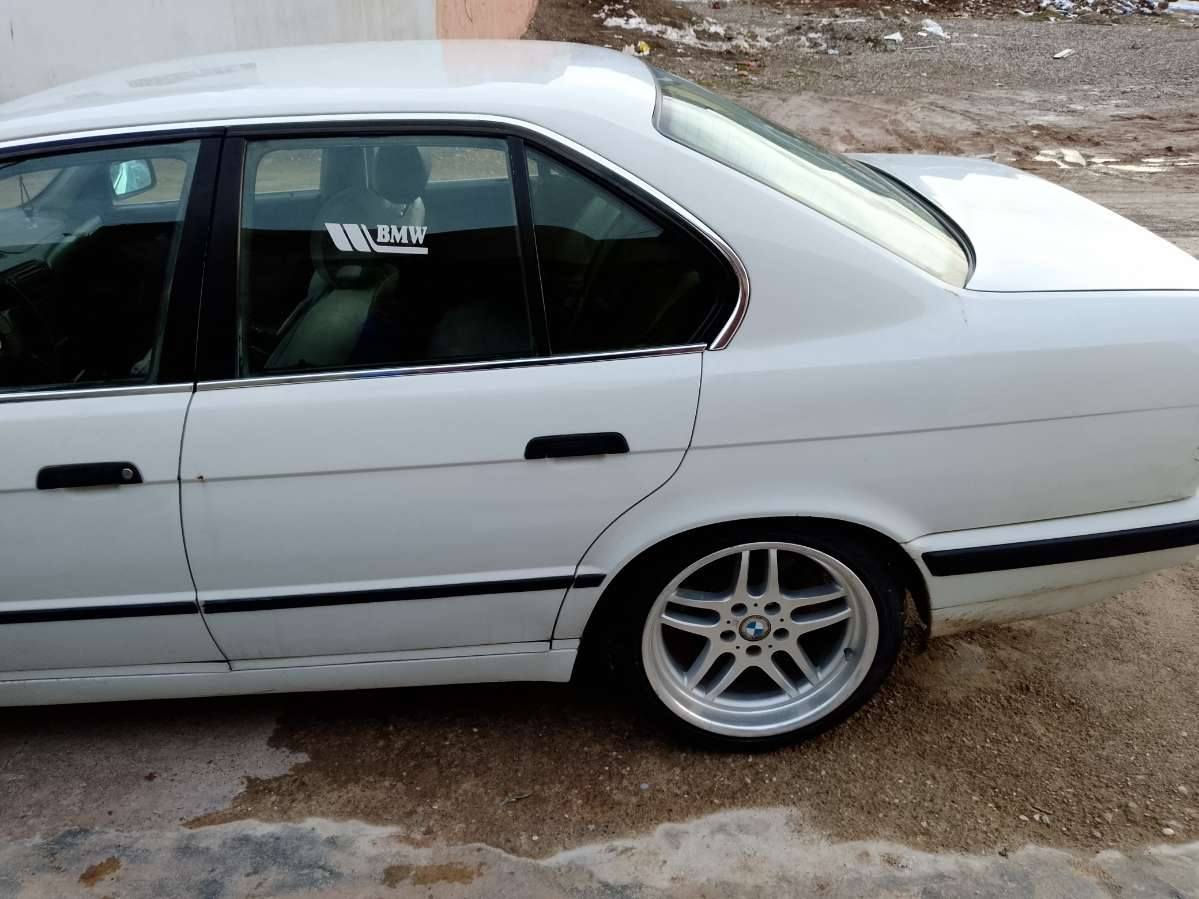 BMW
موديل 94
مكينه 525 كه پسي ديجيتال
گئر توماتيك
كوشن كهربائي
باليف كهربائي
ئاوئنه كهربائي
جام 4 كهربائي
7باليف
2پارجه ئه و روپي هه يه... له شارع جويته ده رئ له گه ل به رده كي.. ده عم بو وه
ره قه م.. أربيل
ره قه م نئويي... پانه
سه نه وي.. 2 ساله به سه داجؤ وه
8وه ره قه غرامه ي له سه ره... پاش معامله له به ر ده برئت
ته حويل به شه رت
سياره جاهزه يه ك دينار... مسروفي تئدانيه
به س گئري زؤر جار ترانسي هه يه!!!

سياره فول فوله.. به س سيلايت نيه
سعري 60 وه ره قه و... معامله يه كي برايانه
فايبر+وتساب... ***********
