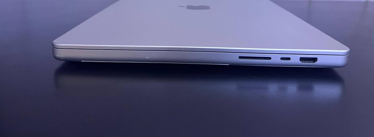 MacBook Pro 2021 M1 Max 16” Silver 

Ram 32 | SSD 1 TB 

Battery 85 - Cycle 330 

Price : 2.125.000 

***********
