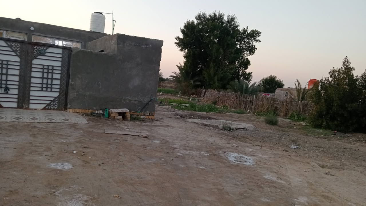 بيت للبيع مساحه بيت 250م جاهز من كلشي  بنيان جديد  حديقه معه لبيت 1000م خدمات متوفره  منطقه  طاميه قرب مدرسه بلال حبشي  اول بيت بل منطقه قريب   عل شارع   ***********
