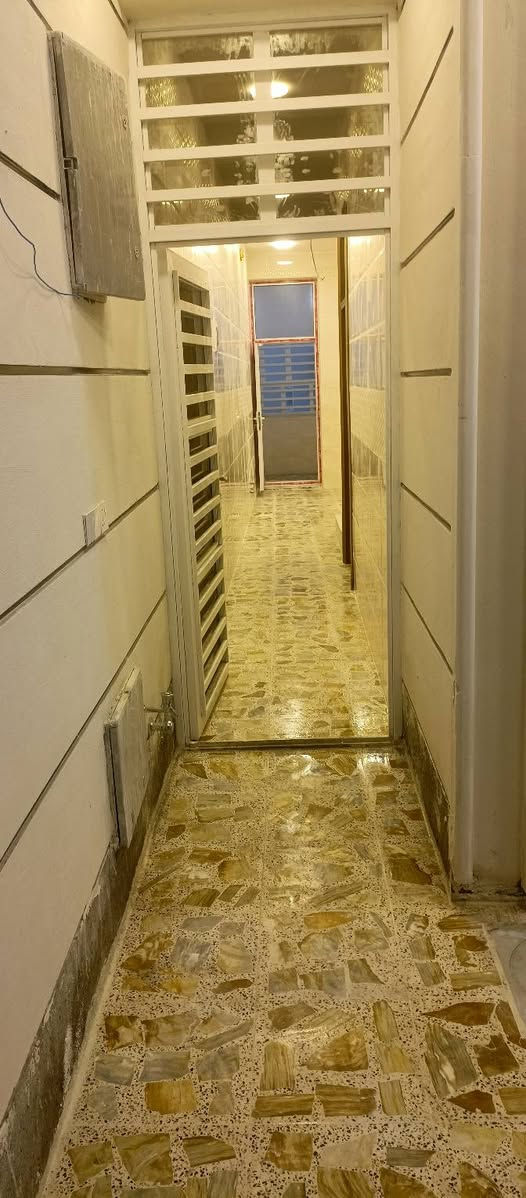 بسم الله الرحمن الرحيم مشتملات للبيع متوفره  جدد درجه اوله  مكانهن قرب كراج الأسدي  ومنطقه الجريخي  مساحتهم 100 متر بيهم خارطه 3 نوم للستفسار  مكتب الرواد *********** ويعلن مكتب الرواد تقديم القروض ولمبادره موافقات خاصه بدون اي مقدمه لحد ماتستلم القرض  يله اسلم اتعاب المحامي
