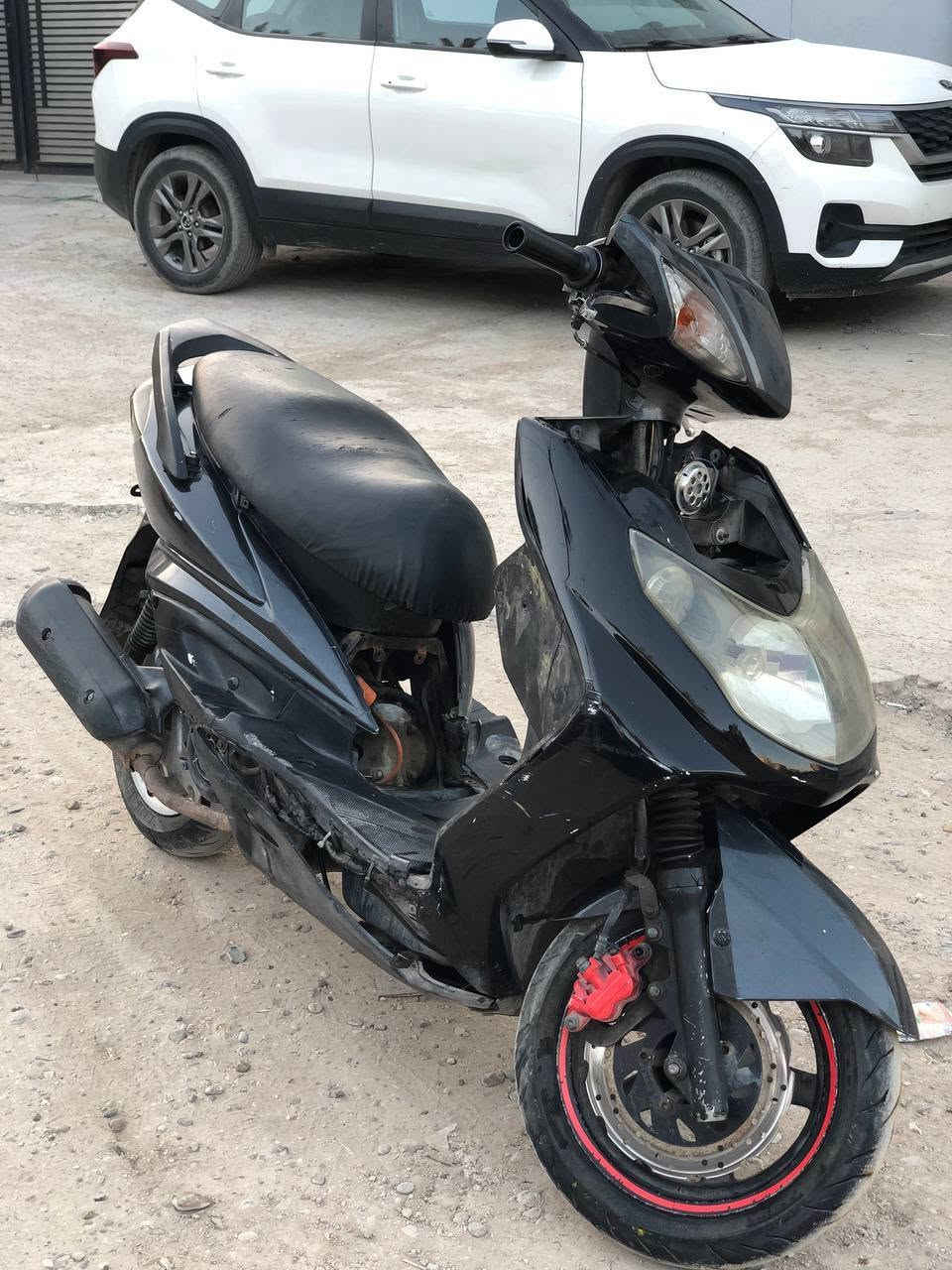 سلام عليكم حبايبي عندي سكنس فحل كابريتر مو نوزل المرغوبة مكينه بلادية ما مفتوحة كفراتها بلادية بس البجم مغيرة غير لون لئن مالكيت نفس الون اخوان كهربائياتها شغاله اشاير لايت بس الدشبول بس ضوة يشتغل فقط اما عداد مال سرعه ول رون ول بانزين مايشتغلن وهاي شوفت عينكم حبايبي النقص البيها باتري كاعد ويحتاجلها تاير امامي بس ذني الحاجتين حاليأ تشتغل بس هندر السلف شغال بس الباتري كاعد حبايبي سعرها مناسب 550 وبيها مجال شي قليل حبايبي سبب البيع محتاج افلوس ولة اني ما ابيع دراجة خير من الله لا تبخير ولا تنقيص مكاني بغداد الاسكان مجاور مستشفى الطفل وهاذا رقمي *********** بي واتساب
