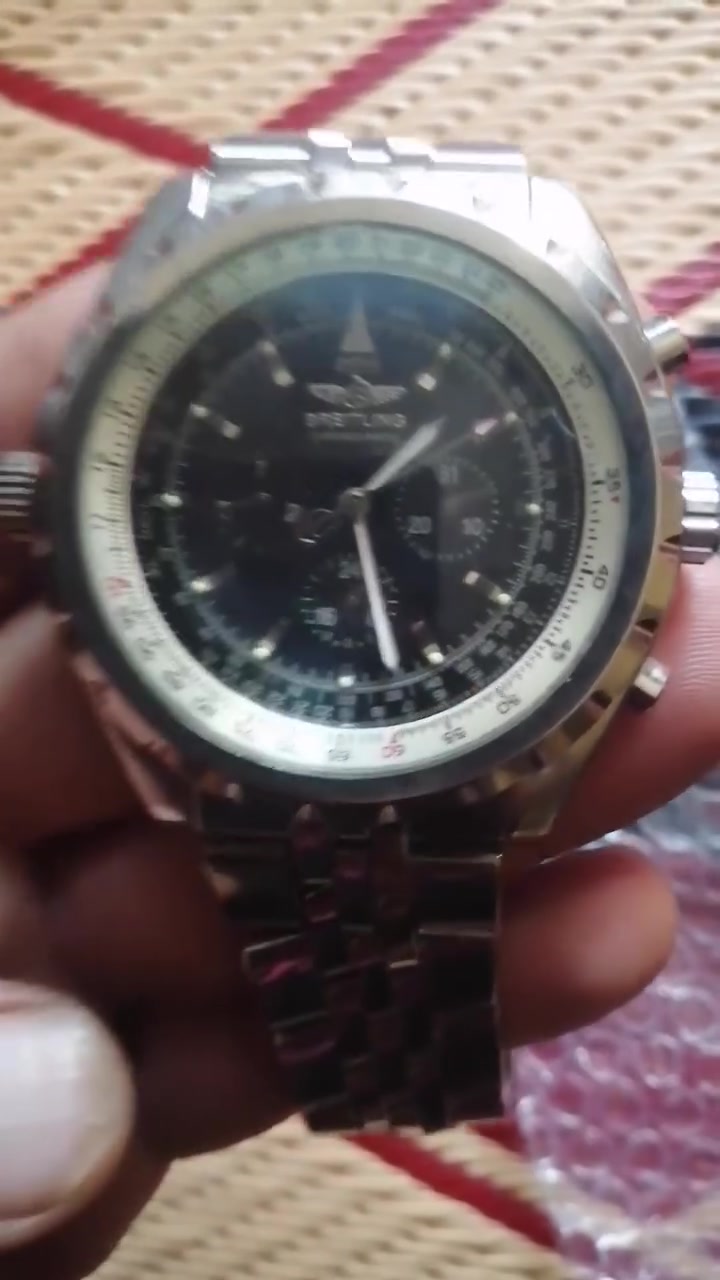 سلام عليكم ساعه سويسري مكينه ياباني سعر ١٢٥ الف بغداد مدينة الصدر *********** توصيل داخل مدينة الصدر الي مايعرف لا يطي سعر من كلبه لان ينحضر 
ساعة بريتلينغ كرونو-ماتيك مصقولة، مع سوار فولاذي متناسق يوفر الراحة والمتانة. تأتي الساعة مزودة بإطار دوار ثنائي الاتجاه، مما يجعلها عملية وأنيقة في آن واحد. تحت غطائها حركة ميكانيكية (أوتوماتيكية) تضمن دقة متناهية في ضبط الوقت دون الحاجة إلى بطاريات. يُضفي التصميم الكلاسيكي، المُزين بشعار بريتلينغ المميز على الميناء ومؤشرات عصوية، لمسةً من أناقة الطيارين، مما يجعلها مثالية لعشاق السيارات ووسائل النقل. تعكس هذه الساعة السويسرية الصنع، رقم المرجع B 13048، براعة الصنع والرقي في كل تفاصيلها
