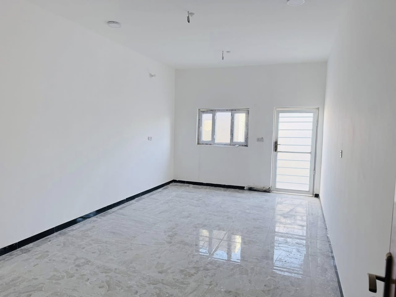 (#أَعَــــــــــــــــــــلَأَنَ)
   ((#مكتــب_شمــس_الباحــث_للعــقارات_السماوة))

عقار للبيع ▪️مجمع الدوح السكني     

المساحــه ▪️200m   
يتكون من غرفتين  نوم  نوم صاله استقبال مطبخ ومجمعات صحيه وكراج سياره بناء سنه 2025 مطلوب للعقار 110 مليون 

لمعرفه السعر الكلي اكتب تم 
عنوان المكتب السماوه حي الصدر مقابل اعداديه الشهيد الصدر الجاحظ سابقا داخل المنطقه  

#حاب_تعرض_عقارك_كل_ماعليك_مراسلتنا_على.          _الخاص_أو الأتصل_على_أرقام_المكتب https://www.facebook.com/shamsalbhith?mibextid=LQQJ4d

     شمس الباحث للعقارات السماوة 
                      
                  ***********      ***********

(🌹#شعارنا_الأمانة_والثقه_والأخلاص_في_العمل🌹)
