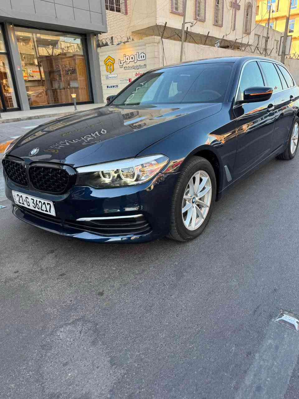 ‏للبيع BMW حجم 520 i وارد خليجي سيارة جديدة جدا فول مواصفات مكينة أربع سلندر Turbo المرغوبة وكالة باسمي رقم سليمانية فقط بها قطعة صبغ واحدة الباب الخلفي موديل 2018 للبيع السعر 140 ￼ ورقة الاتصال *********** مكان السيارة بغداد السعدون بغداد, العراق
