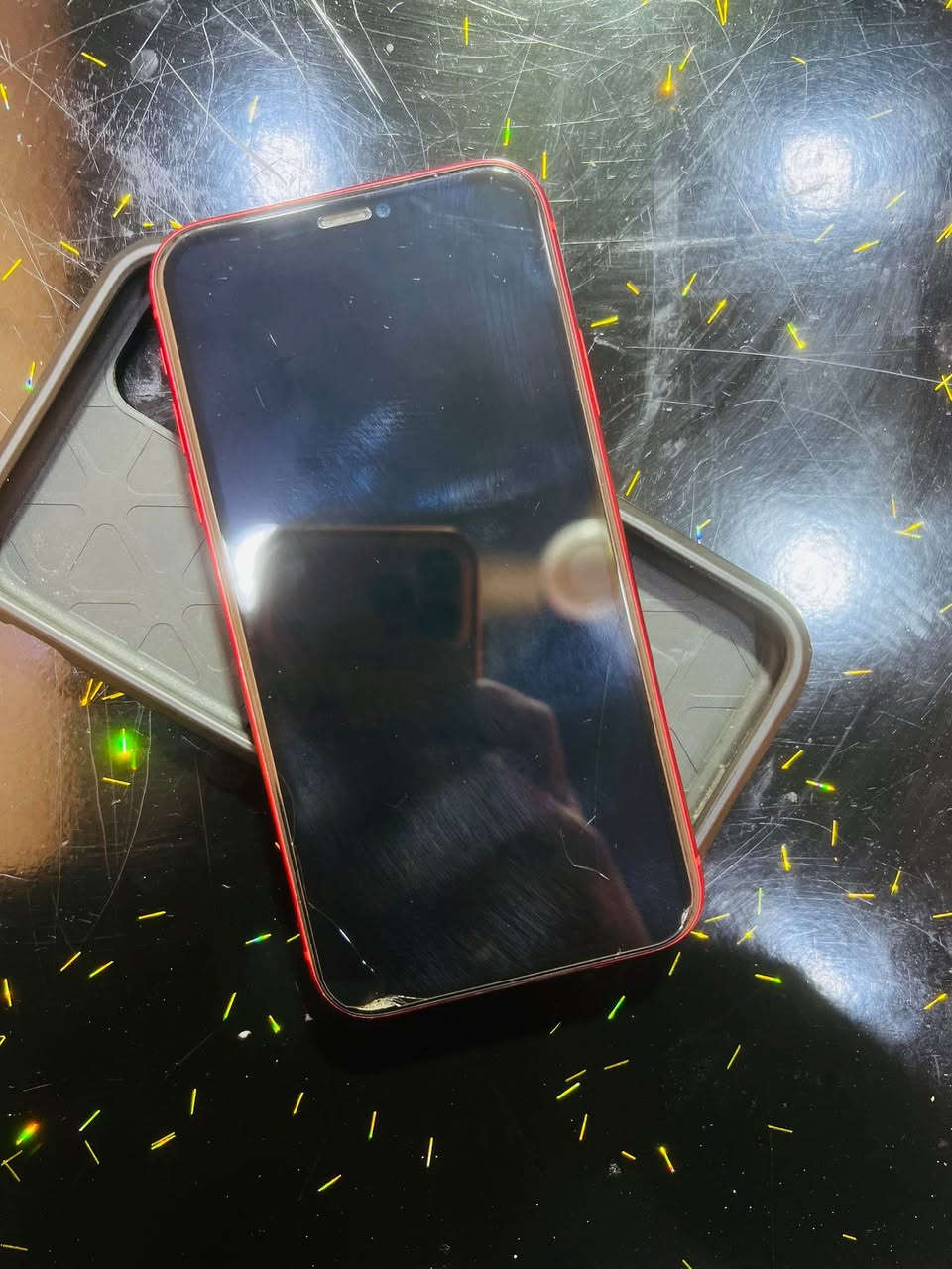 سلام عليكم ايفون 11 للبيع مبدل بطاريه فقط والباقي مكفول من كلشي وهذا خط صغير يم الكامره مامبين ما يئثر والشاشه نضيفه الجهاز نضيف فيس ايدي شغال بدون ملحقات عنواني ميسان شارع دجلة *********** عمارة, ميسان
