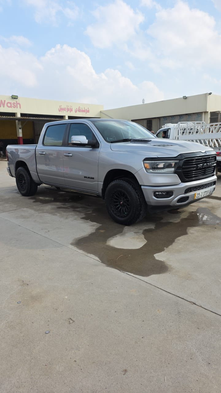 السلام عليكم 
النوع : دودج رام 1500
الموديل: sport
سنة الصنع: 2021
المحرك: V8 5.7L
ناقل الحركة: اتوماتيك 8 سرعات
الحالة سيارة: كلين بدون حادث 
الوارد: امريكي
الون: رصاصي
السعر : 315 ورقه وبيها مجال.
———————————————

مواصفات :
* رادار امامي مع مانع تصادم. 
* نقطة عمياء 
* المصابيح الأمامية زنون. فتحه سقف كبيرها
* كشافات الضباب زنون. 
* المصابيح الأمامية LED.
* المصابيح الخلفية LED. 
* دخول ذكي (بصمة). 
* تشغيل عن بعد 
* المقاعد كهربائية مع ميموري.
* المقاعد الأمامية تدفئة ذاتية
* المقاعد الخلفية تدفئة.
* شاشة كبيرة 12 أنچ.
* نظام ملاحة نفكيشن GPS.
* حساسات امامية وخلفية.
* مانع تصادم (Emergency Brake)
* مكيف خلفي.
* نظام اطفاء وتشغيل اوتماتيكي.
* مرايا كهربائية جانبية مع نقطة عمياء
* شاحن موبايل تايب سي
* الشباك الخلفي كهربائي. 
* المرايا الجانبية تدفئة. 
* باب الصندوق تحكم بصمة
* امكانية تعديل ارتفاع دواسات البنزين والبريك.
* هاند بريك كهربائي.
* حساسات امامية. 
* حساسات خلفية. 
* مرايا مع خاصية التعتيم الذاتي
* دواسة كهربائية اصلي بلادي من شركة دوج
رقم شاصي موجود مع الصور
مكاني بغداد المنصور 
اتصال ***********
