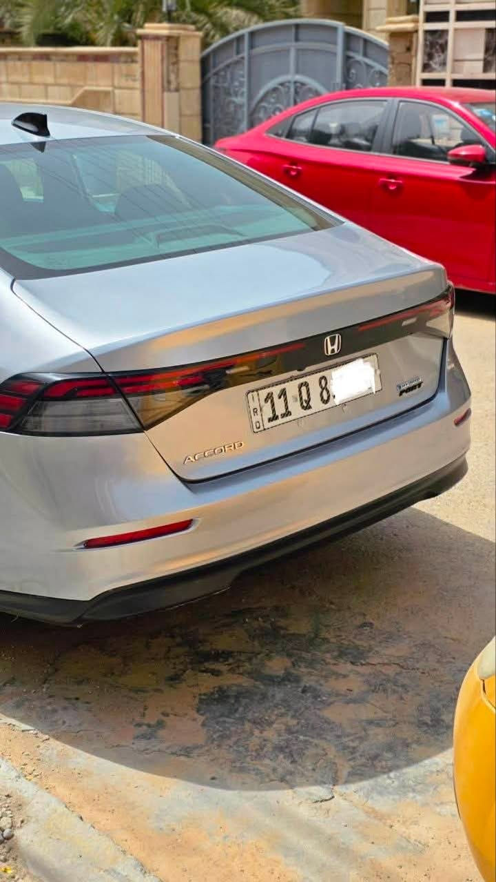 السلام عليكم
هوندا اكورد موديل 23  مواصفات Sport-L 
رقم بغداد بأسمي 
70الف ميل 

-​نظام هجين: محرك 4 أسطوانات سعة 2.0 لتر مع محركين كهربائيين.

-​القوة: 204 حصان وعزم دوران 335 نيوتن متر.

-​ناقل الحركة: E-CVT (إلكتروني مستمر التغير).

-​وضعيات قيادة: (رياضي، اقتصادي، عادي، مخصص).

-فتحة سقف

-المقاعد: الجلد الطبيعي

-​التدفئة: مقاعد أمامية تدعم خاصية التسخين.

-​مقعد السائق: تعديل كهربائي بـ 10 وضعيات مع نظام ذاكرة لحفظ الوضعيات.

-​النظام الترفيهي: شاشة تعمل باللمس قياس 12.3 إنش.

-​الاتصال: دعم لاسلكي لنظامي Apple CarPlay و Android Auto.

-​لوحة العدادات: شاشة رقمية بالكامل قياس 10.2 إنش.

-​تثبيت السرعة: رادار تكيفي (ACC) يحافظ على المسافة مع السيارات الأمامية.

-​البقاء في المسار: نظام التحذير من الخروج عن المسار والمساعدة في البقاء داخله.

-​التنبيه: نظام مراقبة النقاط العمياء ومستشعرات لحركة المرور الخلفية.

-​الطوارئ: نظام فرملة تلقائية عند استشعار خطر التصادم.

حادث خلفي بدون أيرباك وضع بلادي 
جاملغ الخلفي الايمن بارد ،جاملغ الخلفي الايسر بارد مع صبغ
صور الحادث واتساب 
***********
