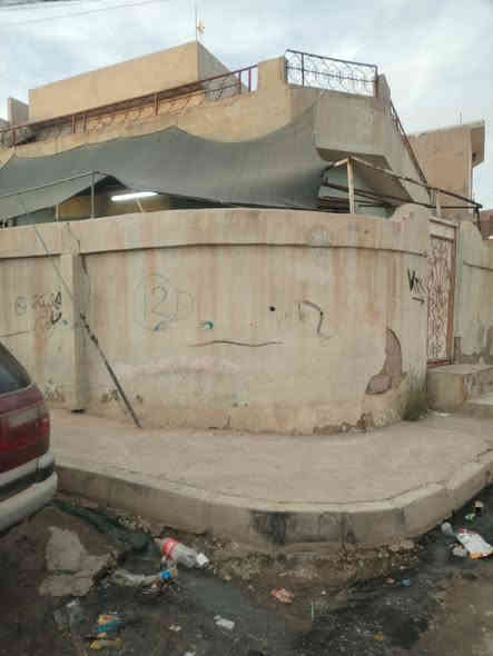 الدار البيع موصل حي الانتصار شارع ٦٠ بالقرب من جامع الخلفاء الرسول مساحه الدار ١٥٠ متر ركن بناء قديم ارضيه بورسلين سقوف ثانويه يحتوي على غرف نوم عدد٣ وهول داخلي واستقبال وصحيات ومطبخ السعر ١١٠ ***********
