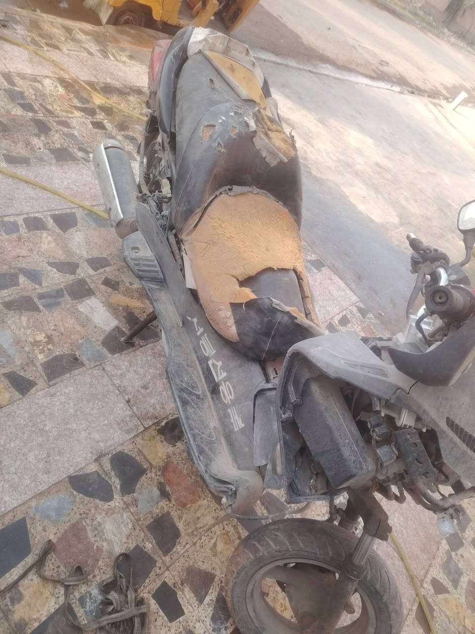 سلام عليكم من ارخص الدمن دراجة فورزة بصمة محرك لا تنقيص ولا تبخير جيب باتر وجطلهة وروح ببهة نقص كفرات موجودة مازدات وجامة وصفاح غير لون ابيع هلموجود متروكة بس اذا جطلهة تشتغل مكاني شعب بحي بساتين سعر 300الف ***********
