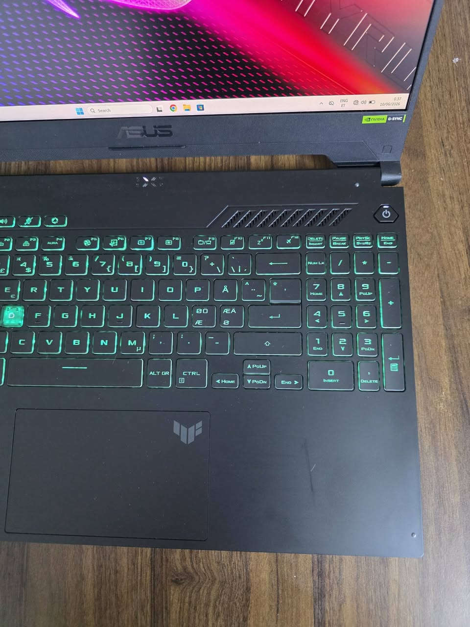 للبيع: لابتوب ASUS TUF Gaming A15 (مستعمل)
الجهاز شغال وبأداء ممتاز اوربي استخدام شخصي لا مجدد ولا شي يعني اني جبت ويايه من اوربا تحديدا من فنلندا ف الكيبورد اسكندنافي، بس للأمانة بي عيوب خارجية واضحة بالبدي وموضحة بالصور:

​الملاحظات الخارجية:

​منفذ الـ USB: البلاستيك الداخلي جزء صغير مثلوم، بس وشغال 100%.

​البدي: اكو براغي مشدودة بقوة زايدة من جوة، فصاير أثرها بارز وطالع ليبرة من جهة الكيبورد.

​كفر الشاشة: اكو بعجة صغيرة بركن الكفر الخلفي.

​المواصفات:

​المعالج: AMD Ryzen 9 7940HS

​كارت الشاشة: NVIDIA RTX 4070 (8GB)

​الرام: 16GB DDR5

​الهارد: 512GB SSD

​النظام: Windows 11 Pro

​السعر:

​ما محدد، انتو قيموا اللابتوب حسب مواصفاته وحالته وانطوني سعركم بالخاص.


**إذا كنت صاحب هذا الإعلان وتريد حذفه لأي سبب، رجاءا أرسل رسالة إلى الدعم الفني**