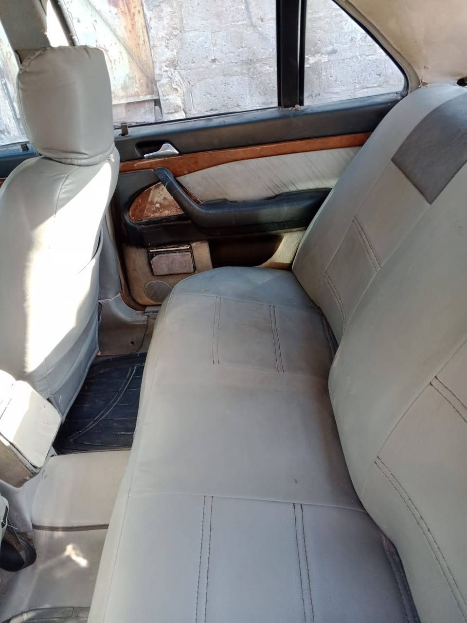 بسعر سايبة والله بيعه سريعة متوازي
السلام عليكم للبيع مارسدس شبح موديل 1994 سيارة وارد خليجي كاملة مكمله كهربائيات اشاير لايت عالي ناصي بك لايت هورن جام كهرباء يصعد وينزل دبل جام مكينه سته سلندر vvt تشك الكاع شلعة معدل  لاتنقيص ولاتبخير خير من الله تخم تاير جديد جواها سبير وجك بلجنطة سيارة مايعوزها برغي ((تحويل مباشر بأسمك )) رقم بغداد ألماني 
السعر : 36 ورقه وبيها مجال 
العنوان : بغداد الشعب يم سوك شلال 
الرقم : ***********
