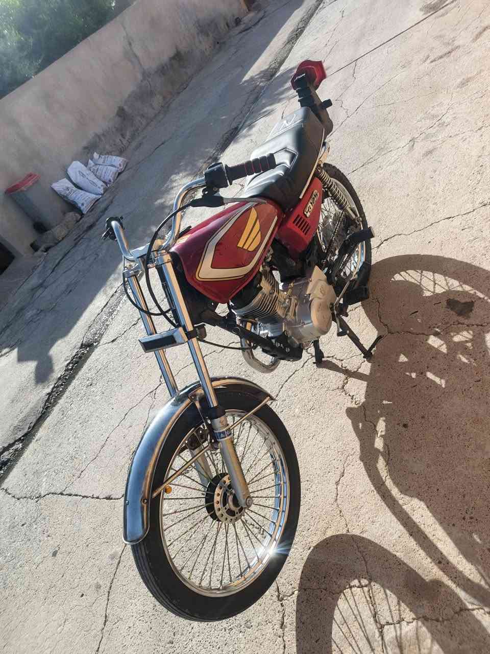 دراجه اربعه قير للبيع نضيفه سعرها 450 وبيها مجال مكاني حمدانيه الاتصال على رقم ***********
