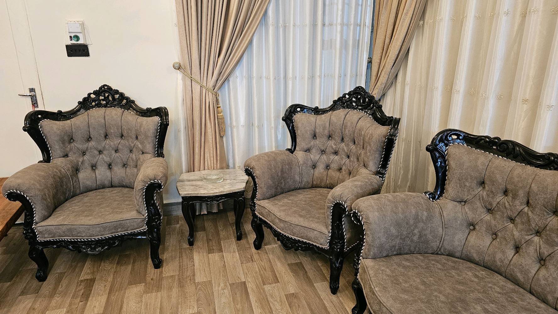 تخم ١٠ مقاعد بحالة جدا جدا ممتازة اخو الجديد مع طبلة وسطية و٤ طبلات صغيرة ومن المرمر الطبيعي ومكاني بغداد شارع فلسطين للتواصل واتساب 