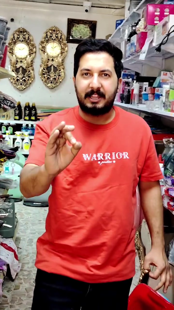 جنط سفر بمميزات كلش فائقه 
1. القفل السحابي الذكي – سحاب مزدوج مزود بقفل رقمي يمنع فتح السوستة بالقوة.
2. رمز سري قابل للتغيير – يمكنك تعيين رقم سري خاص بك وتغييره بسهولة.
3. مواد عالية الجودة –
   · هيكل بولي كربونات أو ABS مقاوم للكسر.
   · زوايا معدنية معززة.
   · عجلات صامتة 360 درجة.
4. مقبض تلسكوبي متعدد المراحل – يناسب جميع الأطوال.
👇 للطلب أو الاستفسار، راسلنا مباشرة أو اتصل على:
📞 *********** 

العنوان الديوانيه الصلاحيه شارع الجامع مجاور جنه مول
