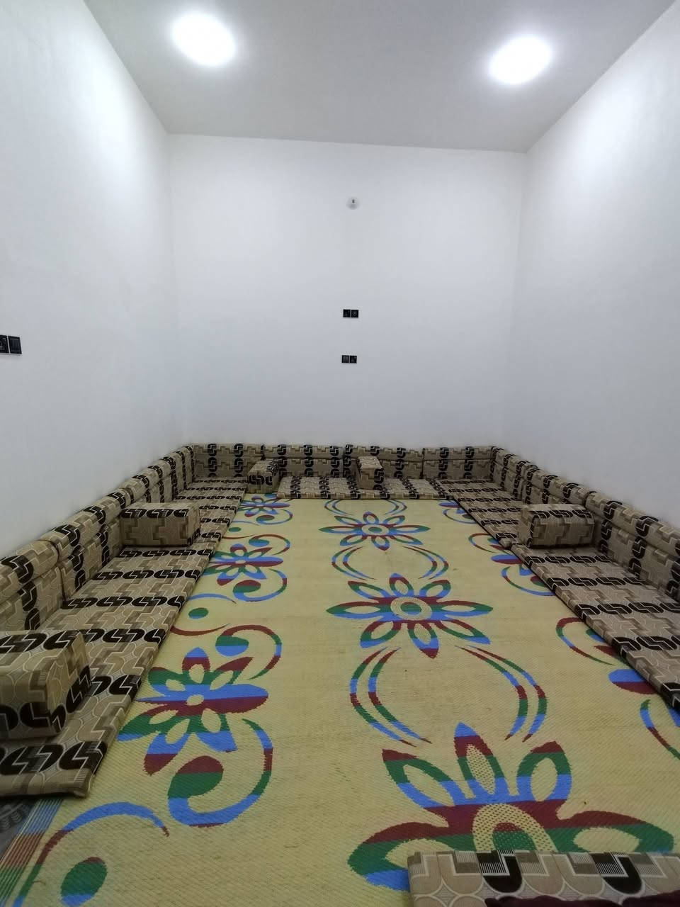 سلام عليكم بيت للبيع حي لاعلام قرب النادي الرياضي مساحته 120وجه 6ونزال 20يحتوي على غرفه وصاله ومطبخ ودوانيه حمام داخلي وصحيات خارجيه السعر خاص او على الرقم ***********
