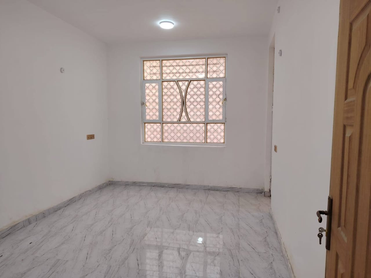 🏡 بيت للإيجار – بناء حديث مع مشتمل مستقل

📍 العنوان: شارع الحسينية، من جهة كربلاء بعد مول مون والبنزين خانة الأضواء، الشارع العريض (عرض 30 متر). بداية الشارع عند مطعم سفينة النجاة ونهايته عند موكب قمر بني هاشم، والبيت أمامه بعد فرعين.

🔹 تفاصيل البيت (الطابق الأرضي):

- حديقة صغيرة.
- صالة.
- مطبخ.
- حمام ومرافق.
- غرفتان مع سويت داخلي.
- غرفة إضافية.
- منور خلف البيت.
- ماطور وسخان جديد.

🔹 تفاصيل الشقة المستقلة (مفصولة نهائياً):

- غرفتان.
- صالة.
- مطبخ.
- حمام ومرافق عدد (2).
- درج وسطح مرتب.
- تانكي ماء سعة 1000 لتر عدد (2).

✅ المطلوب: عائلتان من الأقارب فقط، مثل الأب والابن أو الأب وعائلة ابنته أو أي أقارب.

للاستفسار والمشاهدة يرجى التواصل على الخاص أو الاتصال.
***********➡️اتص
***********➡️واتس
