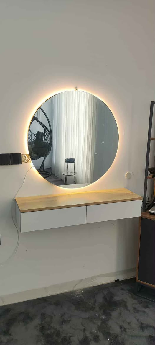 مێزی کونسوڵ بە ئاوێنەو گڵۆپی لیدەوە  
وە بە ئاوێنەی گەورەوە نرخی 65 هەزارە گەیاندن و هەڵواسین تەنها 5 هەزارە بۆ ناو شاری سلێمانی درێژی یەک مەترە 
*********** Singapore
