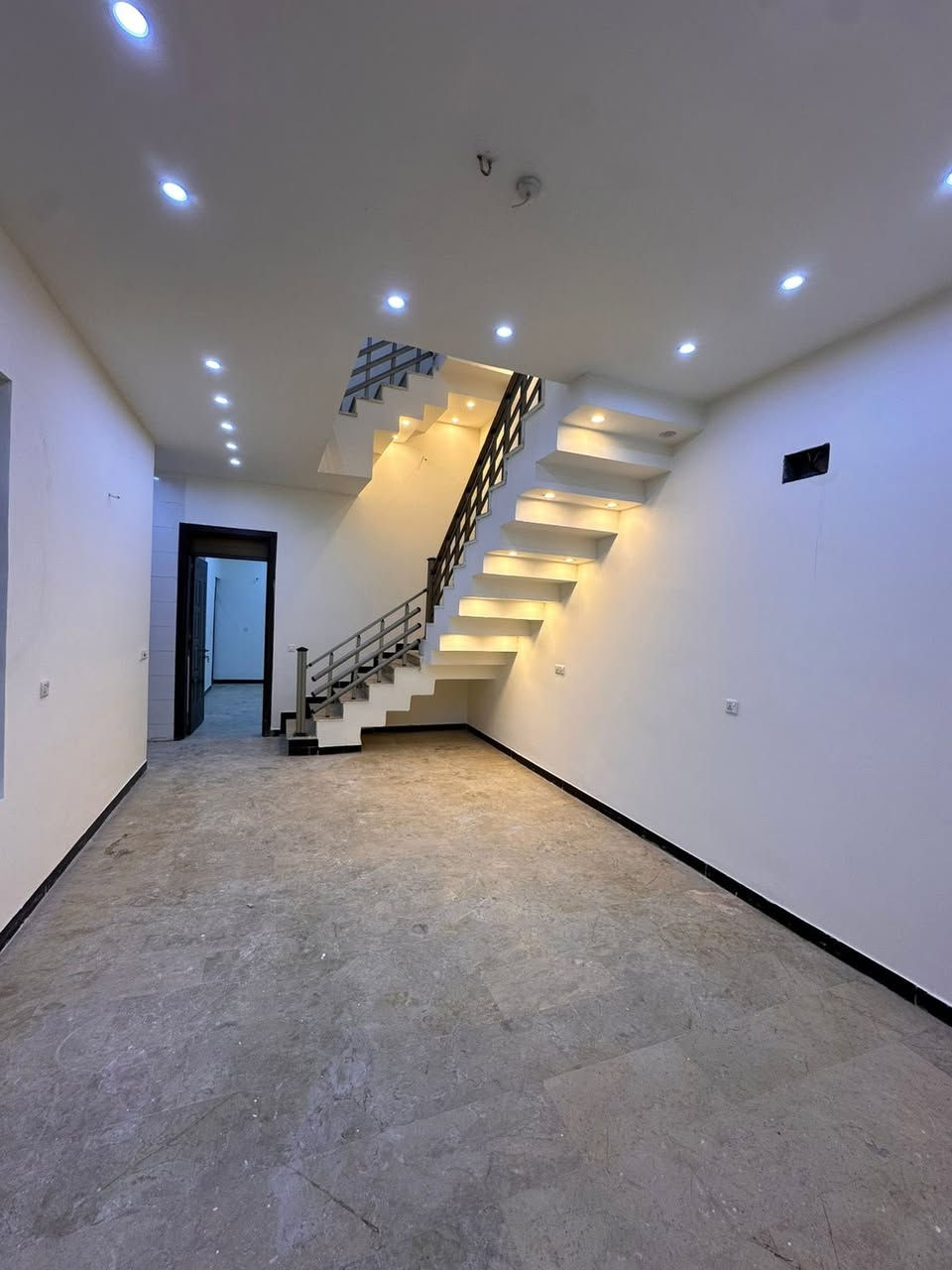 #للايجار في #السيدية
دار مميز 📍زيرو مودرن 150م واجهة 6 م نزال 25 م

💸الايجار مليون ونص مقدم شهرين
حصرا عائلة 🚨 

📍الضباط قرب جامع الكبيسي موقع حيوي قرب خدمات

يحتوي الدار على 5 غرف نوم واستقبال ومطبخ وصالة مع خدمات  4 يتكون من مدخلين وثلاث طوابق وكراج سياره مع حديقة .
✅مجهز كاونتر درجة اولى 

ارضيات مرمر واجهة مرمر ابواب درجة اولى ديكورات 

📞 للاستفسار والتواصل على الرقم

***********
مكتب المصطفى - مقابل لحوم جويلي
