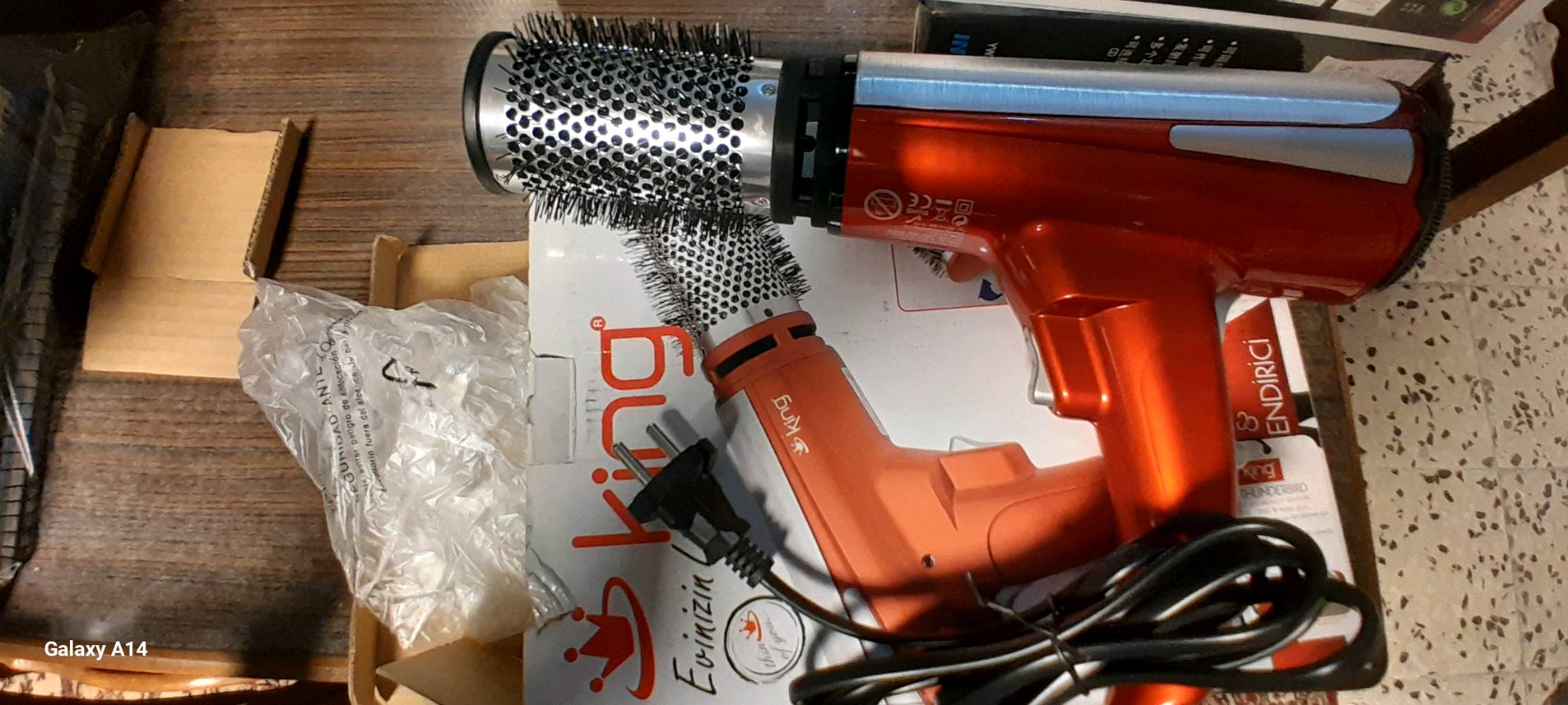 شسوار من نوع King موديل Thunderbird بمحرك DC بقوة 1800 إلى 2000 واط. يتميز الشسوار بفرشة دوارة في اتجاهين لسهولة التصفيف، وثلاث إعدادات للحرارة، وسرعتين. يحتوي على زر للهواء البارد لخدمة مثالية.