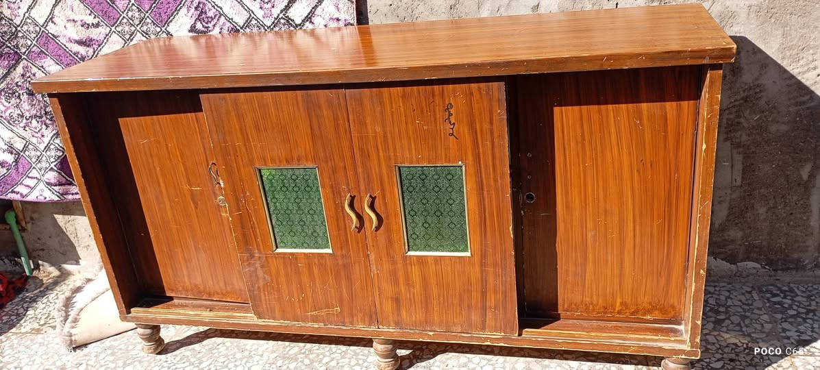 بوفيه تزكام نظيفه بس صبغ وقفاله ناقصهه مابيهه ضرر سعرها 100 وبيهه مجال للشراي العنوان بغداد المشتل ***********
