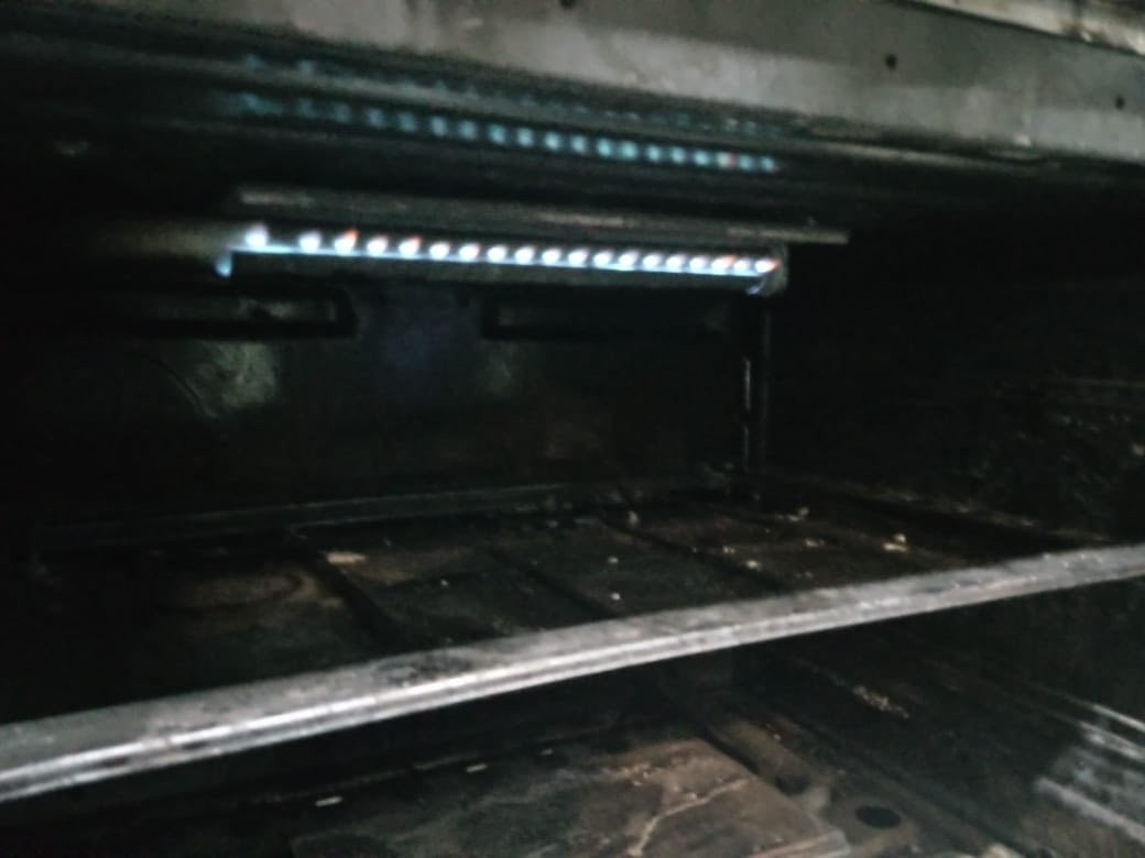 طباخ كله شغال مكينة خياطه ايضاً شغاله سعرهن مناسب الي يريدهن يتفضل خاص ***********
