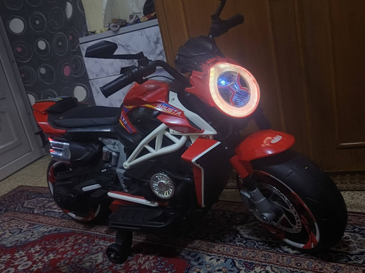 سلام عليكم ماطور شحن حجم كبير يستحمل وزن  75 كليو تقريبن سماعا ابلتوث السعر 135 التوصل ***********
