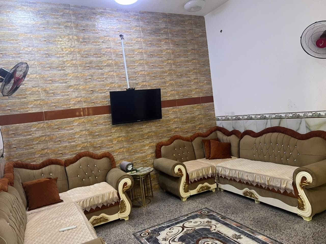 بيتين للبيع المساحه الكليه 400طابو صرف  بناء صب كونكريت وطابوك واحد بناء جديد حي العسكري  قرب مولده ابو جيهان 
سعر الواحد  الجديد ب75
ولثاني 90 
ملاحضه البيوت ماينباع واحد اثنينهن سوه 
***********
