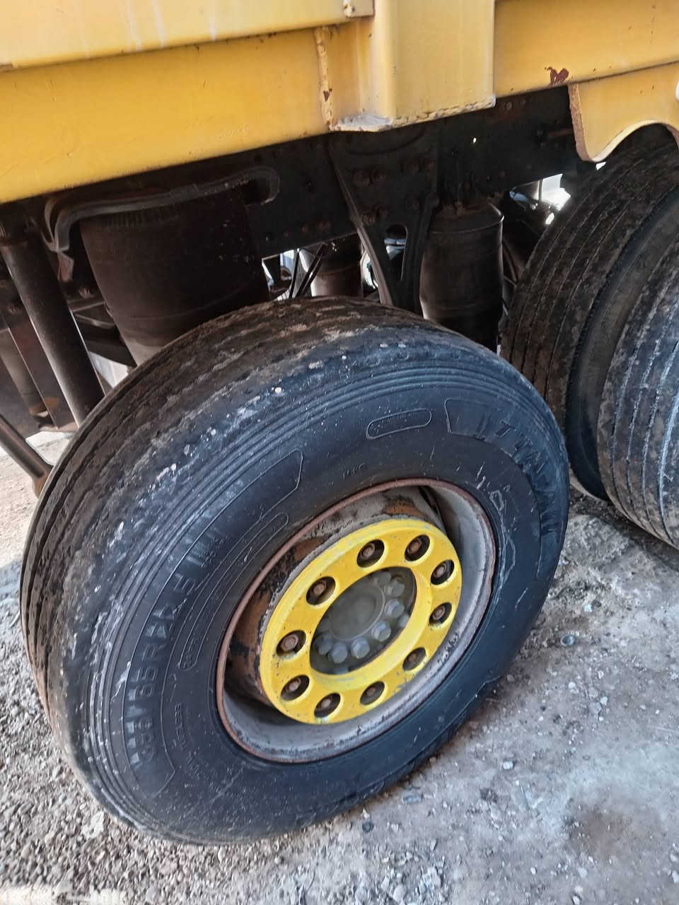 سلام عليكم ورحمة الله وبركاته موجود تك تاير مال 2009 مراوس في دبل تاير ***********
