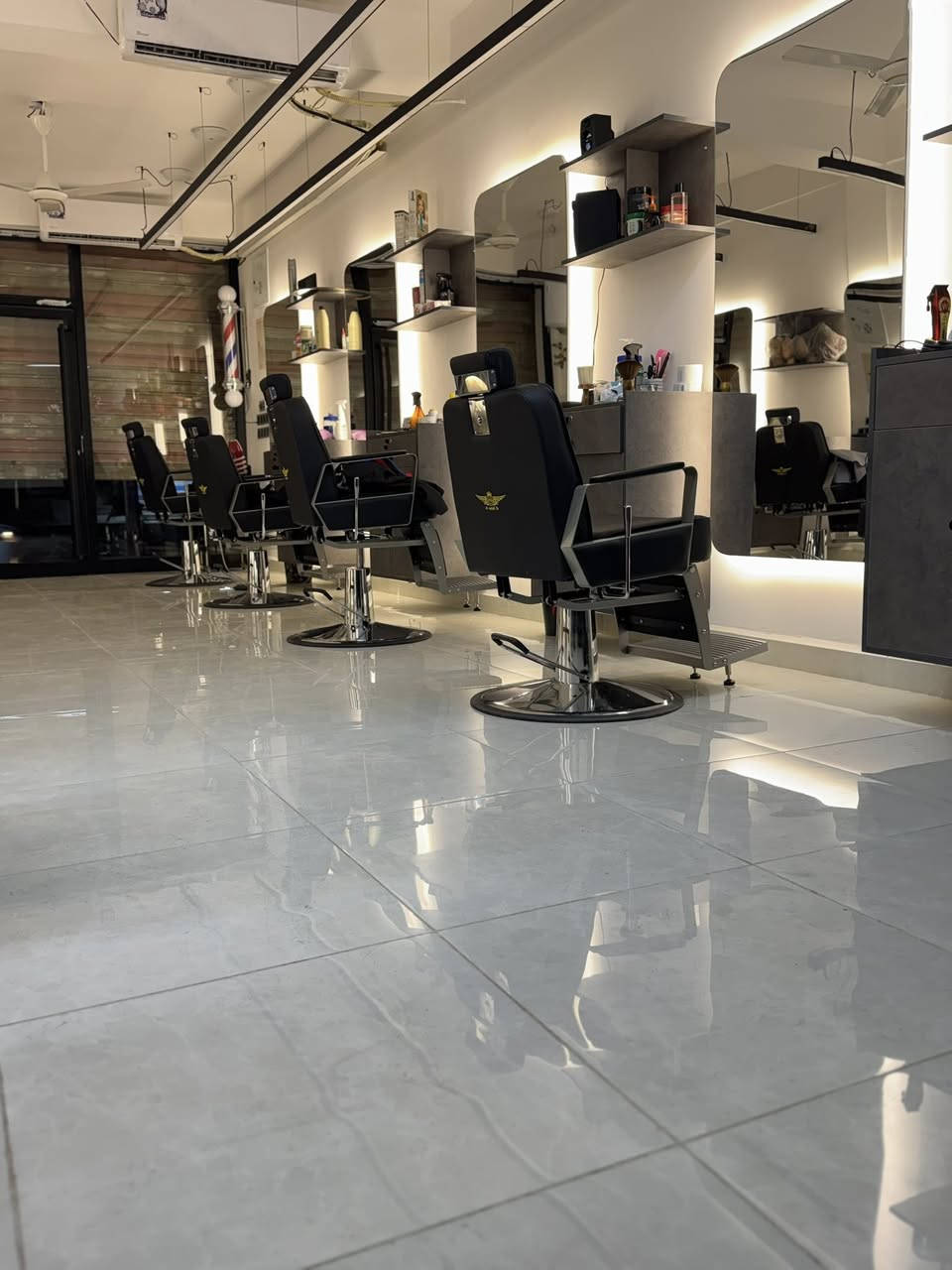 الصالون بحاجه الى حلاق متمرس
📲 للاستفسار: ***********
