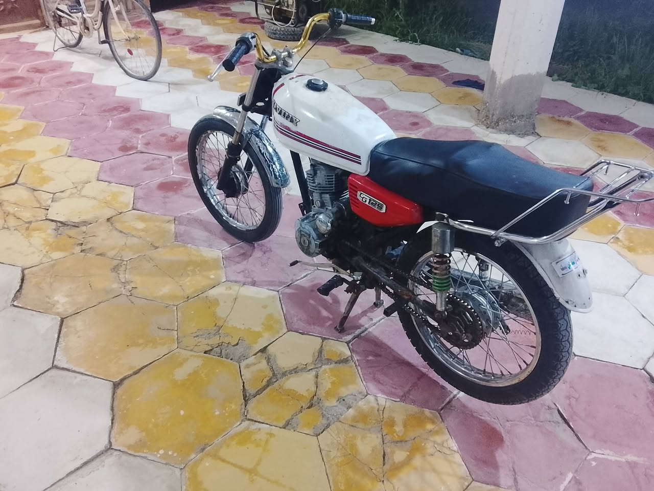 السلام عليكم
دراجه كلك بدون اوراق مكفولة من السرقه
دراجه حلو ونعمه وخير من الله
السعر ٢٢٥ وبيه مجال 
المكان واسط الزبيديه 
***********
