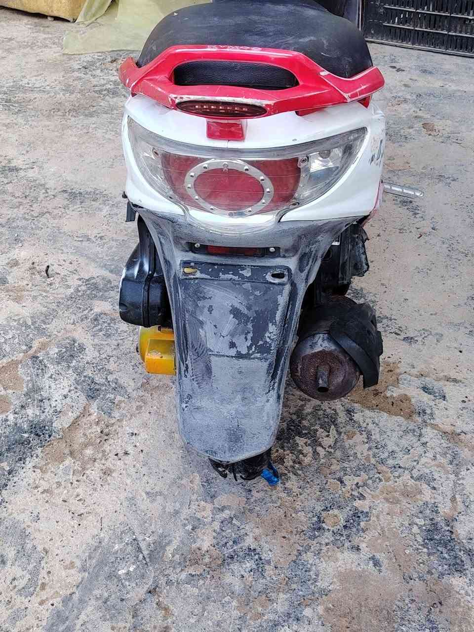 السلام عليكم شباب كامكو جفور البيع ستوني شادله محرك حاوي المحرك مامفتوح بي ولابرغي الراجه شلعه ومعدل  وشلع حلو  كهباياته كلهن شغلات لايت علي نصي الديشبول شغال بس الكيلومتر طفي وكفراته گدامكم  ومكاني النجف طريق كربلاه عمود 130وسعر475وبيه مجال قليل رقم ***********بي وتساب اليمي شتري اليتعبني ويا
