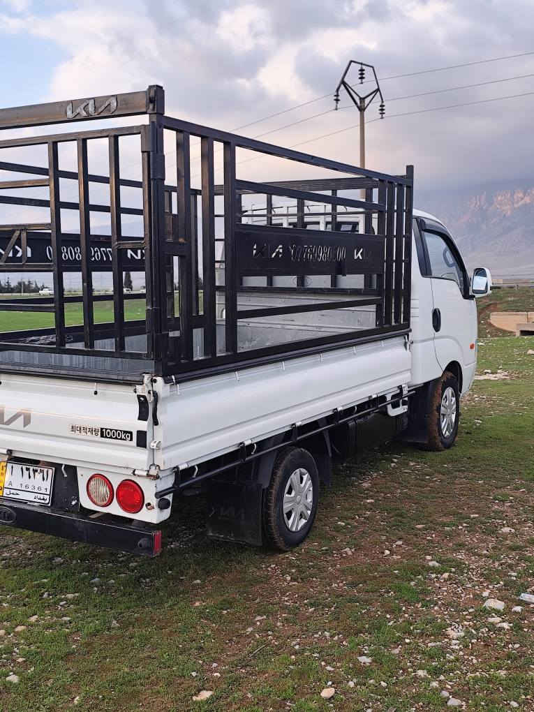 کیا  گاز سئ هه زار سۆڀەر مە کینە ڕەش 
سە یارە کە وەسفی ناوئت تە بریتی گەرمو ساردی بە شەرت برئکی بە سراوە ناوبۆدی تیایە جە مجەیەکی زۆر تۆکمەی بۆ بە سراوە  لۆک لۆکە بە قه ت یەک سفر خۆش نە بو لئخوڕینی نە تەوئت  6تایەی تازە یە 
گئڕی مە کینەی بە شەرتی 10ڤیتەر جرکەی تیانییە 
سەرفو بوخاری بە شەر بە هیج شئوەیک بخار ناکات 
سالئکە لای خۆمانە کۆدی ئاساشی هه یە بە ناو خۆمانەوەیە 
شوئن بیرە مە گرون 
***********
*********** السليمانية, العراق
