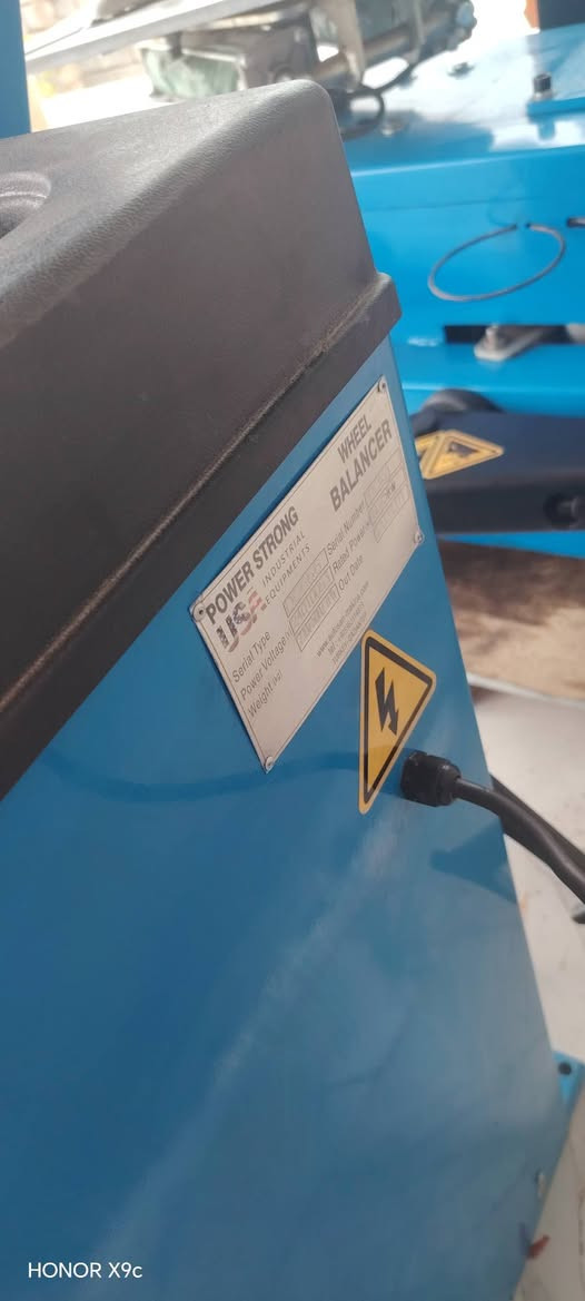 #للبيع
قالعه+جهاز بلنص.
نضافه 95٪
مستخدمات شي قليل جدآ
المكان قيارة /أمام غربي 
تواصل ***********
