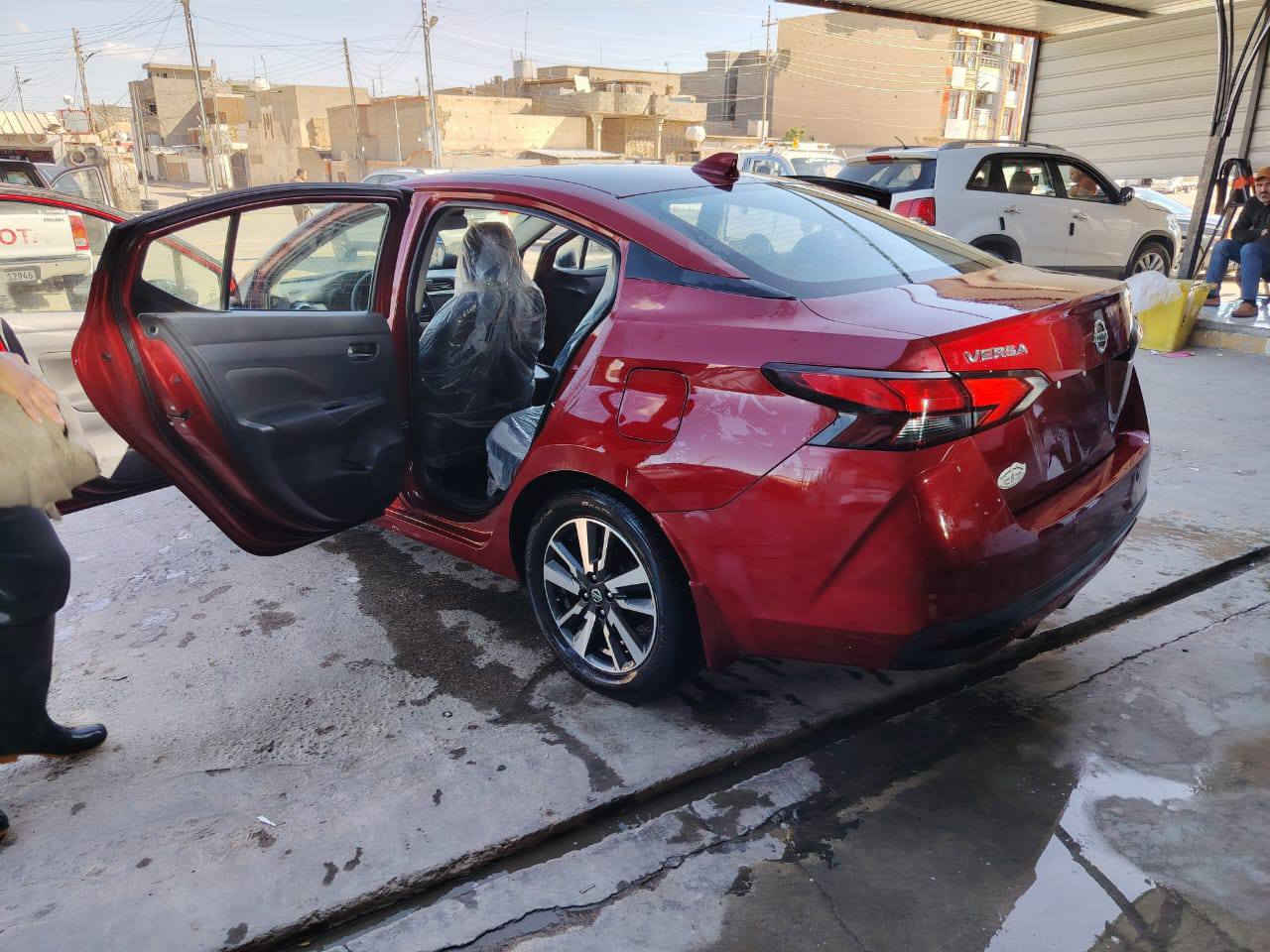 السلام عليكم 
نيسان فيرسا موديل 2022 بدون رقم( تترقم بغداد)داخله ب2023 شهر ال8 حادثها بنيد وجاملغ ايسر بدون دواخل طاك ايرباك ستيرن بس موصفات شاشه كامره بصمه حساسات خلفيه لتواصل على الرقم ***********
