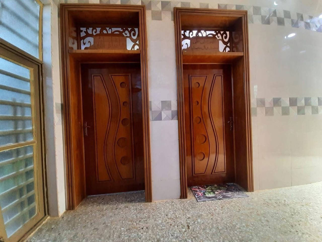 دار للبيع المساحه 300 طابقين يحتوي على غرف عدد3و استقبال ومطبخ وصحيات عدد3 وصاله عدد3 الموقع حي الموظفين الثانيه قطع علي عزيز خلف المدرسه الجديده للاستفسار ***********
