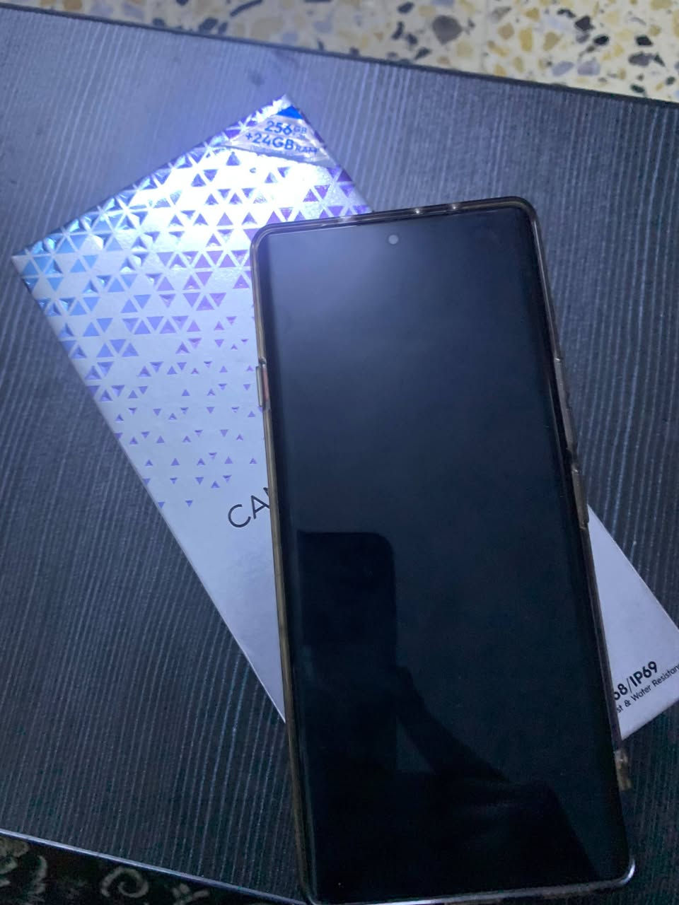 سلام عليكم ورحمة الله وبركاتة
تكنو كامون 40 5g pro للبيع
المواصفات: 
الشاشة: AMOLED قياس 6.78 إنج
دقة +FHD
معدل تحديث 144Hz
المعالج: MediaTek Dimensity 7300 Ultimate
يدعم شبكات 5G
الذاكرة: 256/12
الكاميرا الخلفية: 50MP مع مثبت بصري OIS + 8MP واسعة
الكاميرا الأمامية: 50MP
البطارية: 5200mAh
شحن سريع 45W
سماعات ستيريو مع Dolby Atmos
بصمة مدمجة داخل الشاشة وبصمة وجه 
يدعم NFC
مقاوم للماء والغبار بمعيار IP68/IP69
النظام محدث اخر اصدار 16 Android 
RAM 12+12 
لون اسود لامع 
اغراضه وياه كامله مع شاحنه وكفر والصندوق مالته 
والكارت الضمان بعده موجود اخذته بشهر 1 يوم 9 
الجهاز ما بيه شخط تفحصه بذمة وضمير وتاخذه 
السعر 350 الف وبيه مجال للتفاوض ولحد يكلي سعرك عالي لان الجهاز اذا تاخذه جديد بالكارتون سعره 410 الف 
العنوان جانب الايمن منطقة الشفاء قرب مستشفئ الجمهوري 
رقم الاتصال ***********
