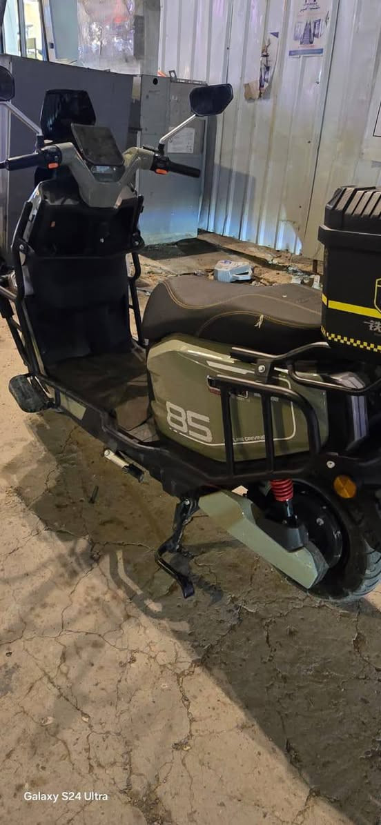 سلام عليكم دراجه شحن لبيع دراجه جديده صارلها شهرين من أخذتها من شغل لبيت ماطلع بيها الشحنة الواحدة تمشيك  سبعين كيلو سويجين بصمتين سعر 900 وبيها مجال لتواصل رقمي *********** وخاص هم متواجد المكان ديالى بعقوبة
