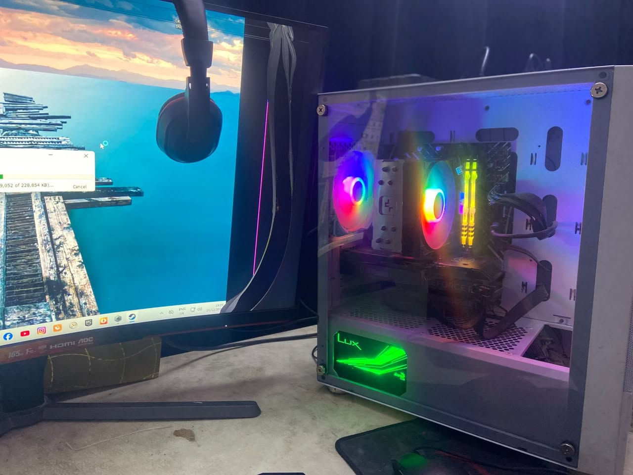 المعالج: Intel®️ Core™️ i5-12400F (الجيل 12)
• عدد الأنوية / الخيوط: 6 أنوية / 12 خيط
 • التردد: 2.50 GHz
 • كرت الشاشة: NVIDIA®️ GeForce RTX™️ 4060
 • ذاكرة كرت الشاشة: 8 GB VRAM
 • DirectX: يدعم DirectX 12 Ultimate
 • الذاكرة العشوائية: 16 GB RAM
 • سرعة الرام: 2400 MT/s
 • التخزين: 1.40 TB
 • اللوحة الأم: ASUS
 • نظام التشغيل: Windows 11 Pro
 • بنية النظام: 64-bit
مساحة التغزين : 2360
شاشه بيها ضربه عل جها اليمنه 
سعر جهاز مليون و بي مجال
‭0773 818 8045
